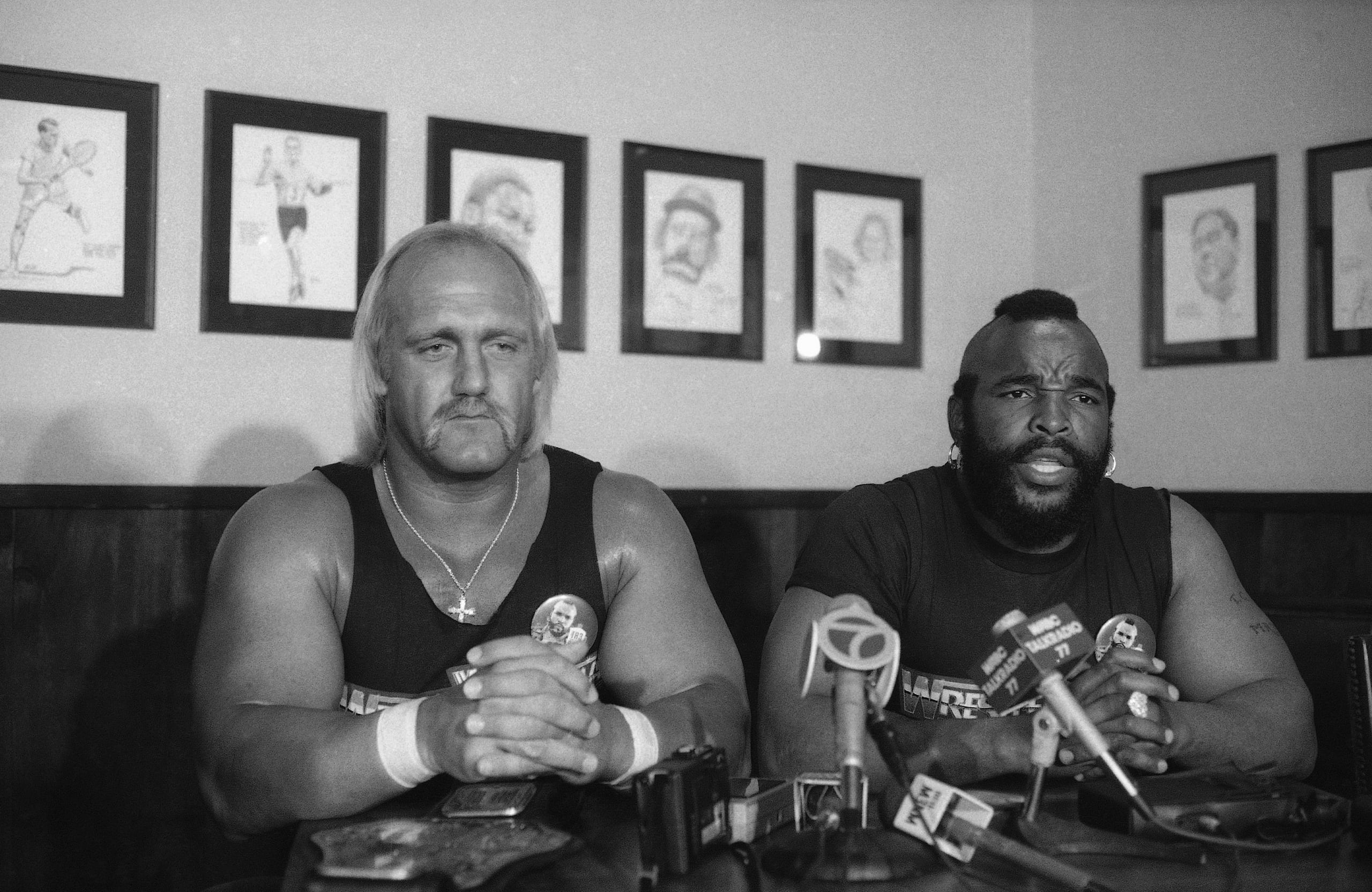 Hulk Hogan junto a Mr. T en una conferencia de prensa rumbo al primer Wrestlemania.