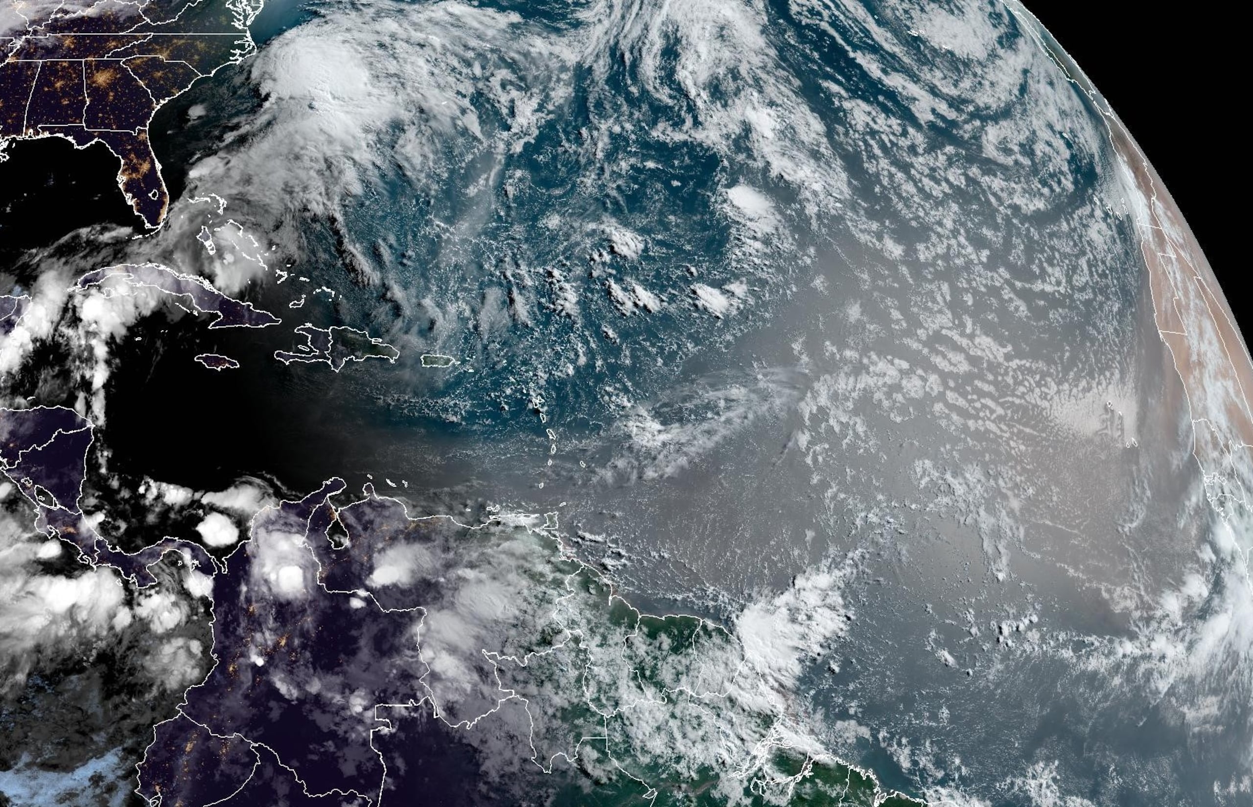 Se aproxima mucho polvo del desierto del Sahara este fin de semana, el cual se observa en esta imagen de satélite el 14 de junio de 2024.