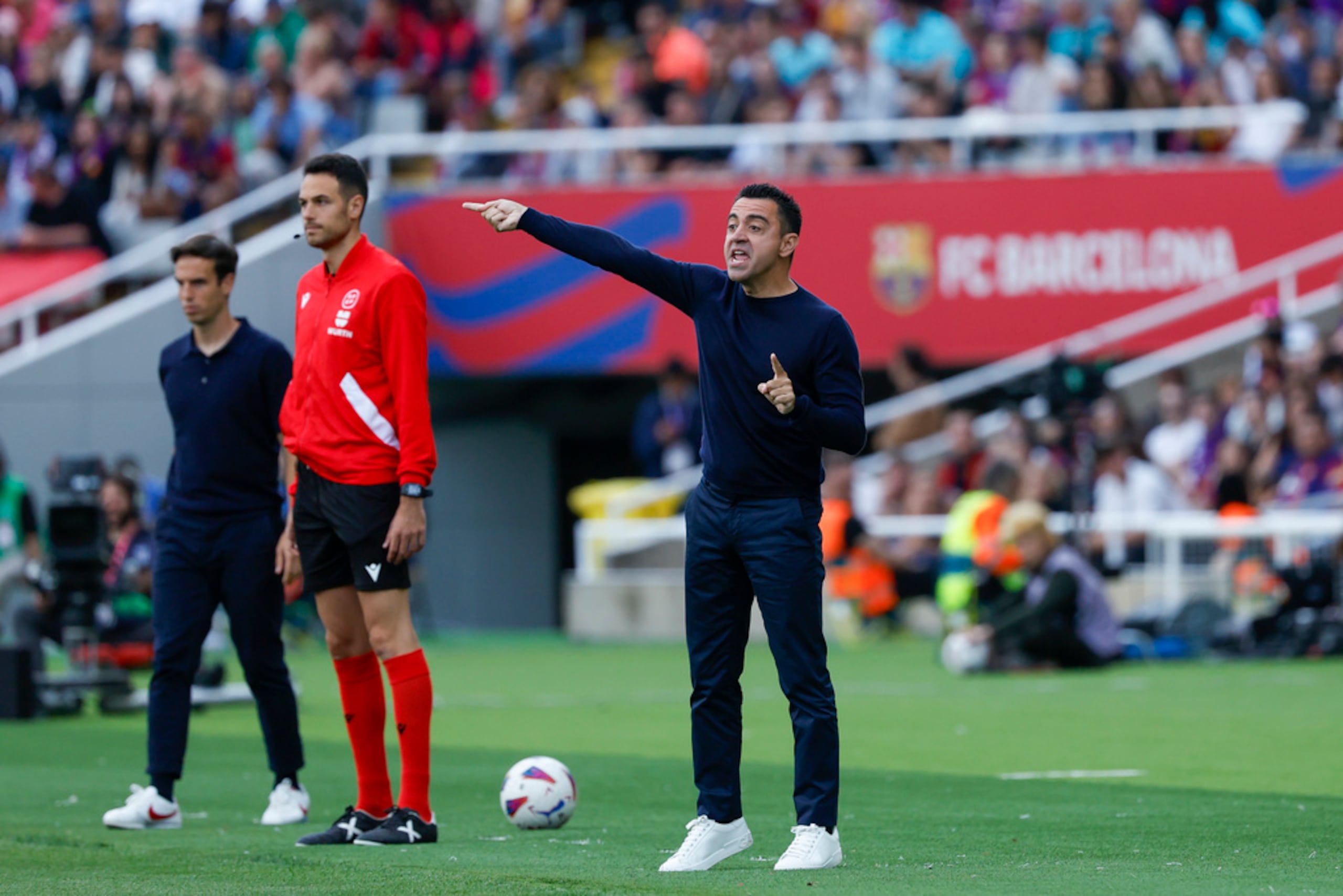 El último partido de Xavi Hernández (derecha) al mando del club será el domingo.