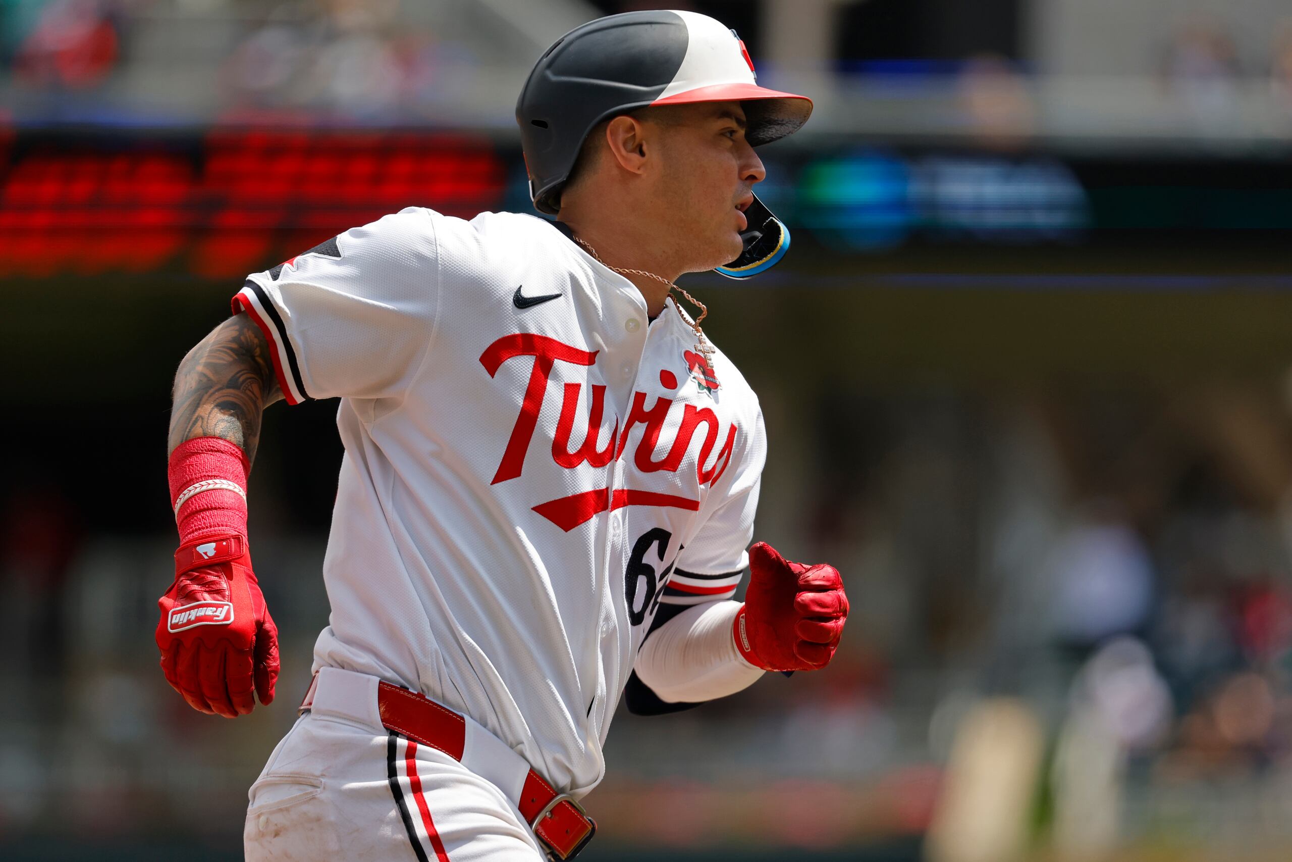 El boricua José Miranda, de los Twins de Minnesota, corriendo las bases.