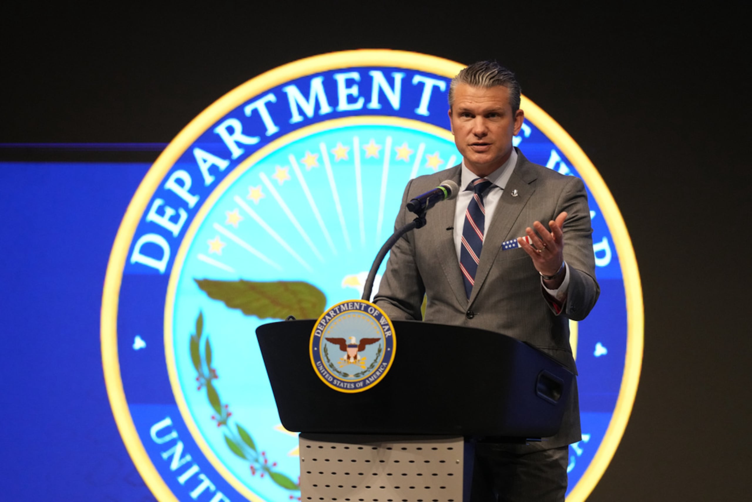 El secretario de Defensa de Estados Unidos, Pete Hegseth, habla en la 4ta Cumbre de Defensa del Noreste de Indiana en la Universidad Purdue Fort Wayne, el miércoles 12 de noviembre de 2025, en Fort Wayne, Indiana.