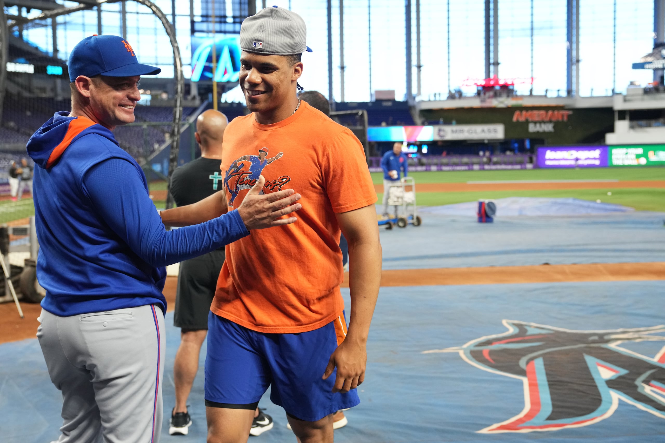 Carlos Mendoza, izquierda, manager de los Mets de Nueva York, habla con Juan Soto, derecha, previo al partido de béisbol de Grandes Ligas contra los Marlins de Miami, el viernes 26 de septiembre de 2025, en Miami. (AP Foto/Lynne Sladky)