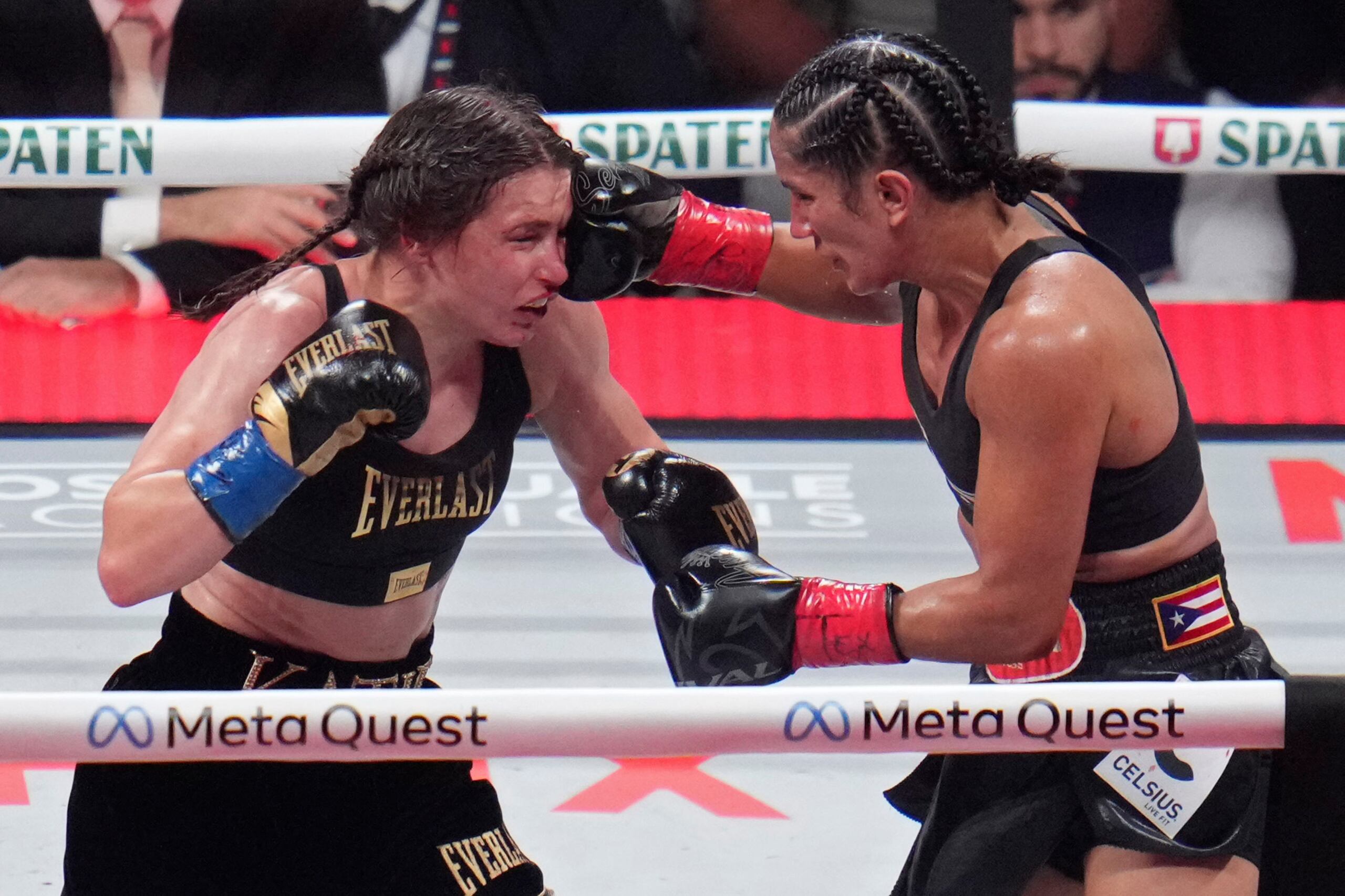 Amanda Serrano golpea a Katie Taylor durante su pelea por el campeonato indiscutido de peso superligero, el viernes 15 de noviembre de 2024, en Arlington, Texas. (Foto AP/Julio Cortez)