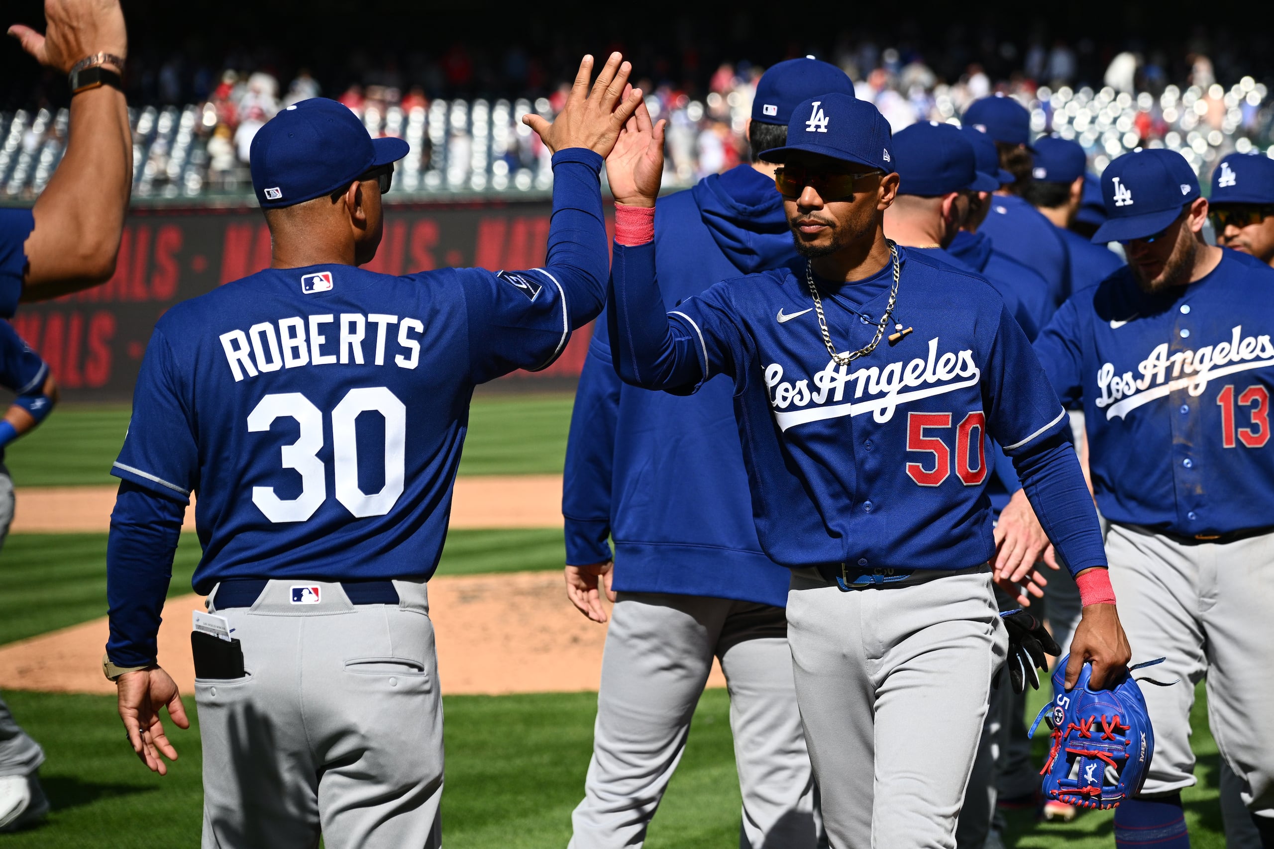 Mookie Betts saluda al mánager de los Dodgers de Los Ángeles Dave Roberts en celebración al final del duelo ante los Nacionales de Washington el viernes 3 de abril del 2026. (AP Foto/Nick Wass)
