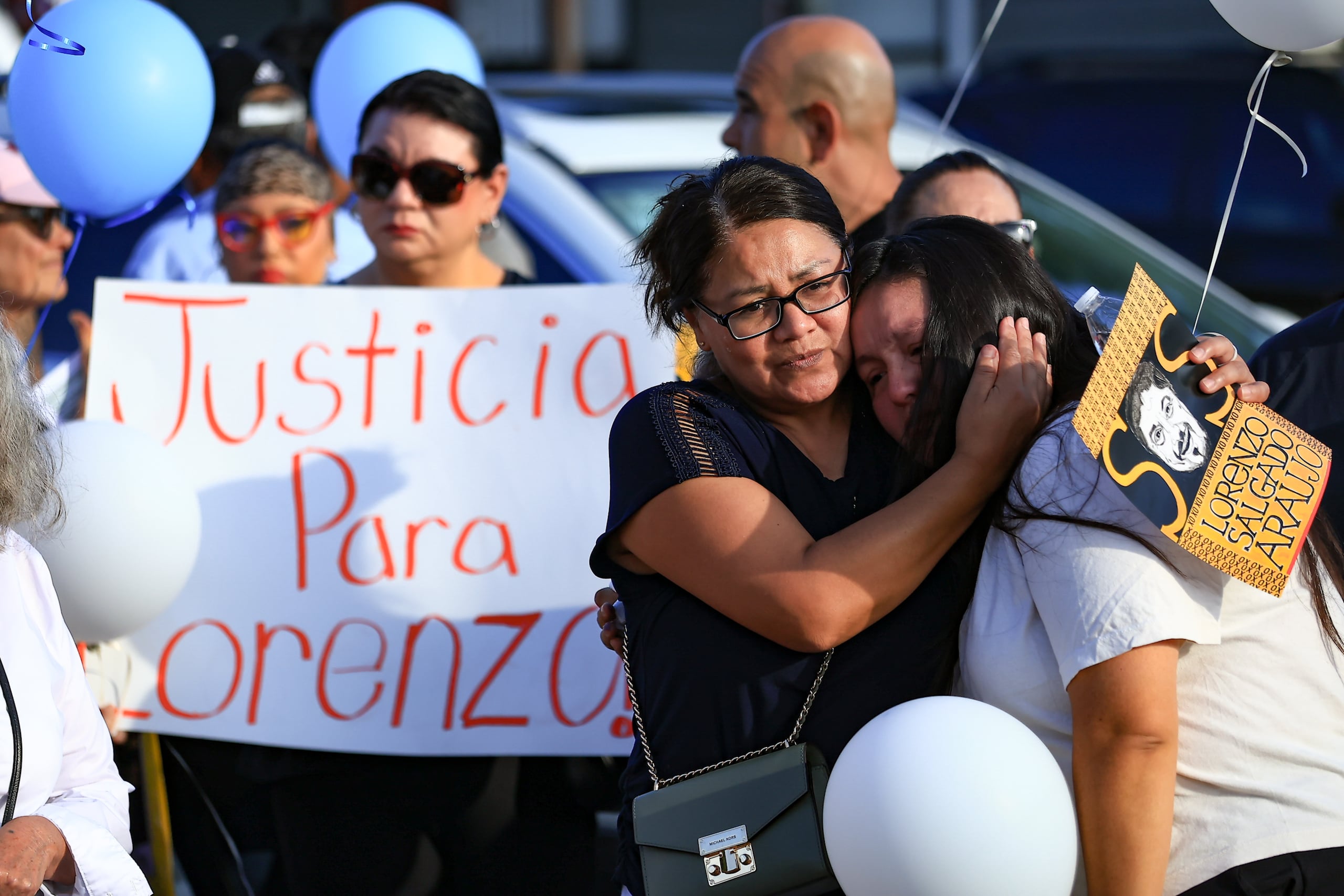 Personas reacciona durante un homenaje a Lorenzo Salgado, asesinado por un funcionario del Servicio de Inmigración y Control de Aduanas (ICE), en Houston (Estados Unidos). Imagen de archivo. EFE/ Carlos Ramírez