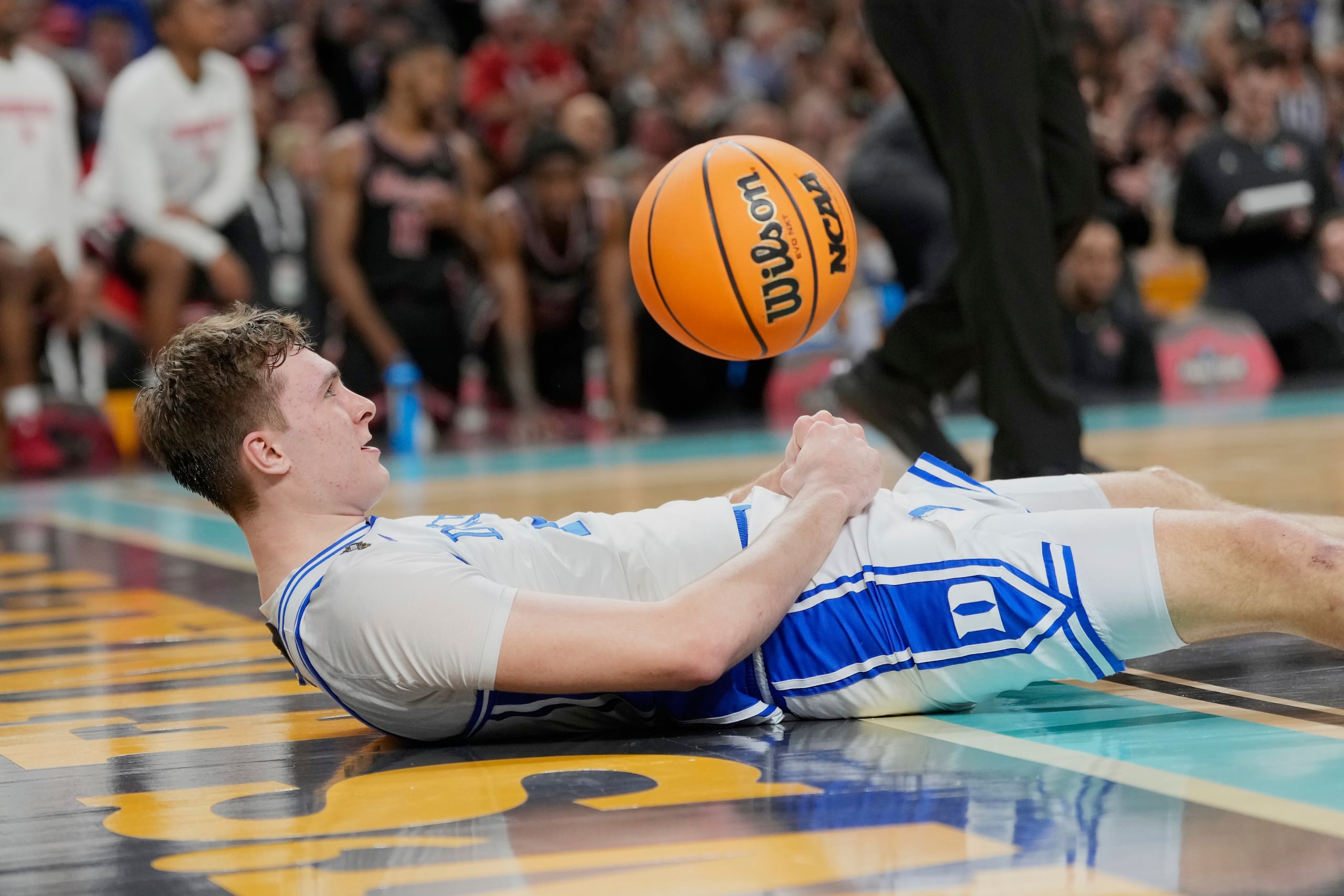 Cooper Flagg de Duke tras un enceste y recibir una falta durante el partido contra Houston en las semifinales del Final Four de la NCAA.