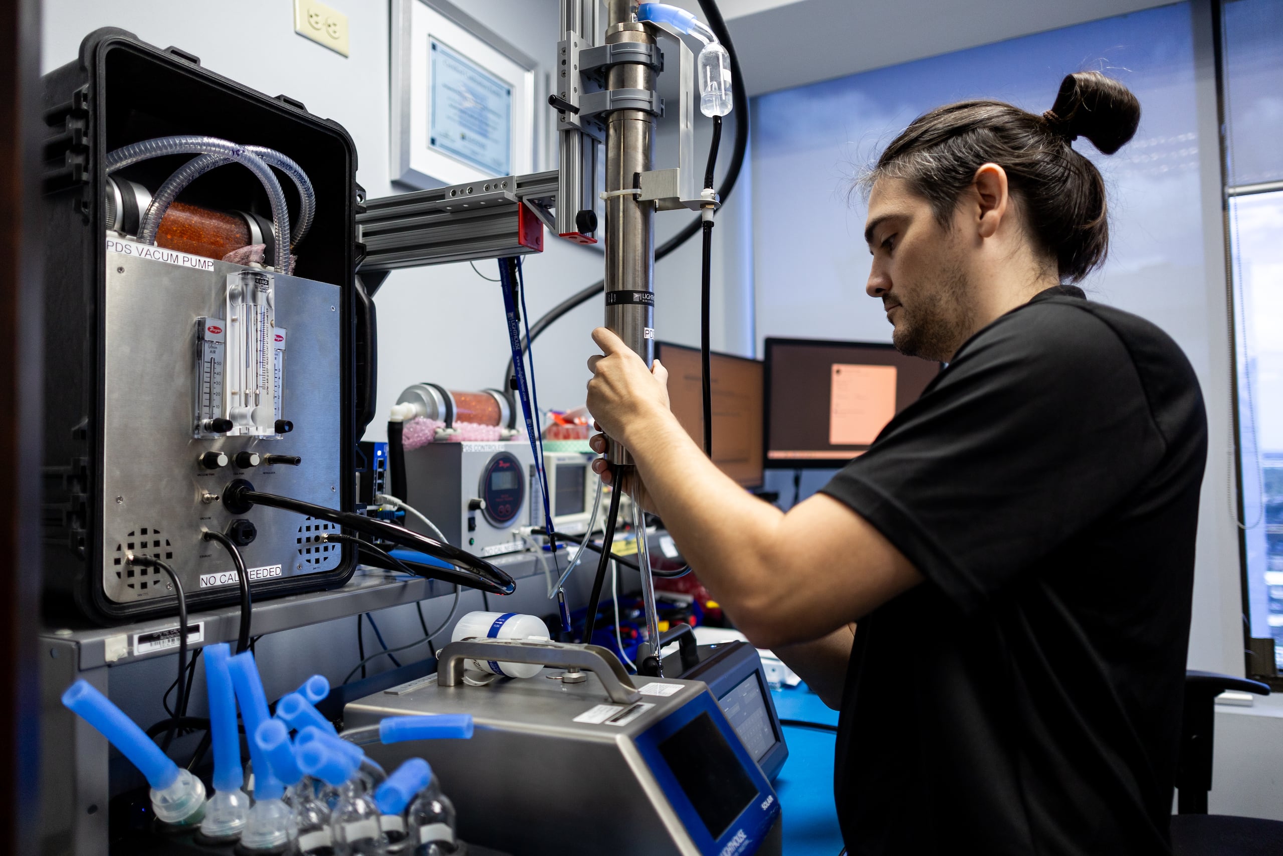 Shamir Quiñones está en el proceso de calibración de un ápex z3 para particulado no viable.