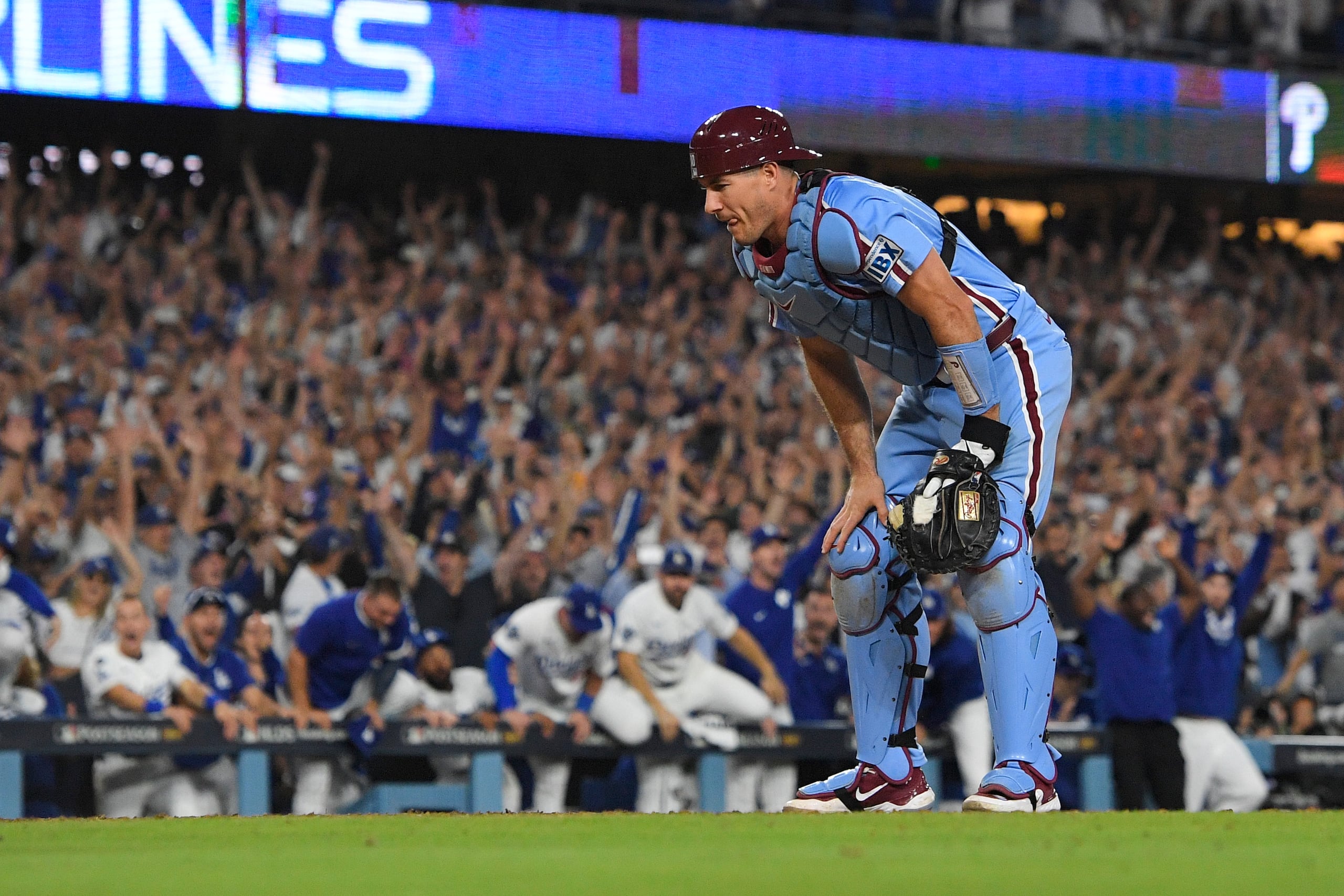 J.T. Realmuto, receptor de los Phillies de Filadelfia, después de que Hyeseong Kim anotara la carrera que le dio el triunfo a los Dodgers de Los Ángeles.