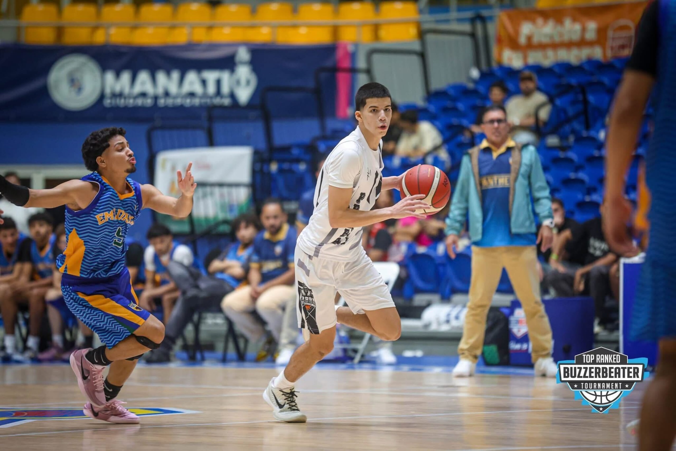 Samuel Pino, de Puerto Rico Basketball Bilingual Academy, manejando el balón.