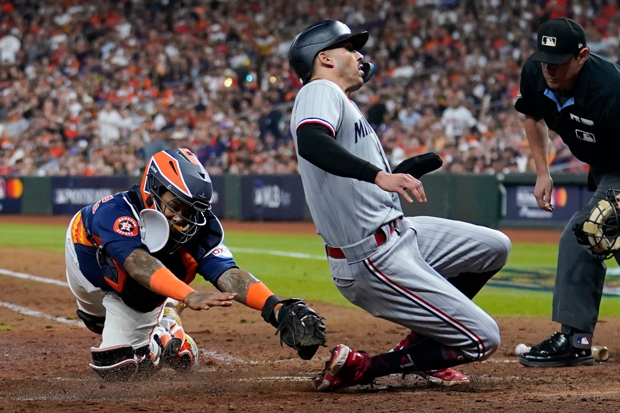 Carlos Correa es retirado en el plato por el boricua Martín "Machete" Maldonado.