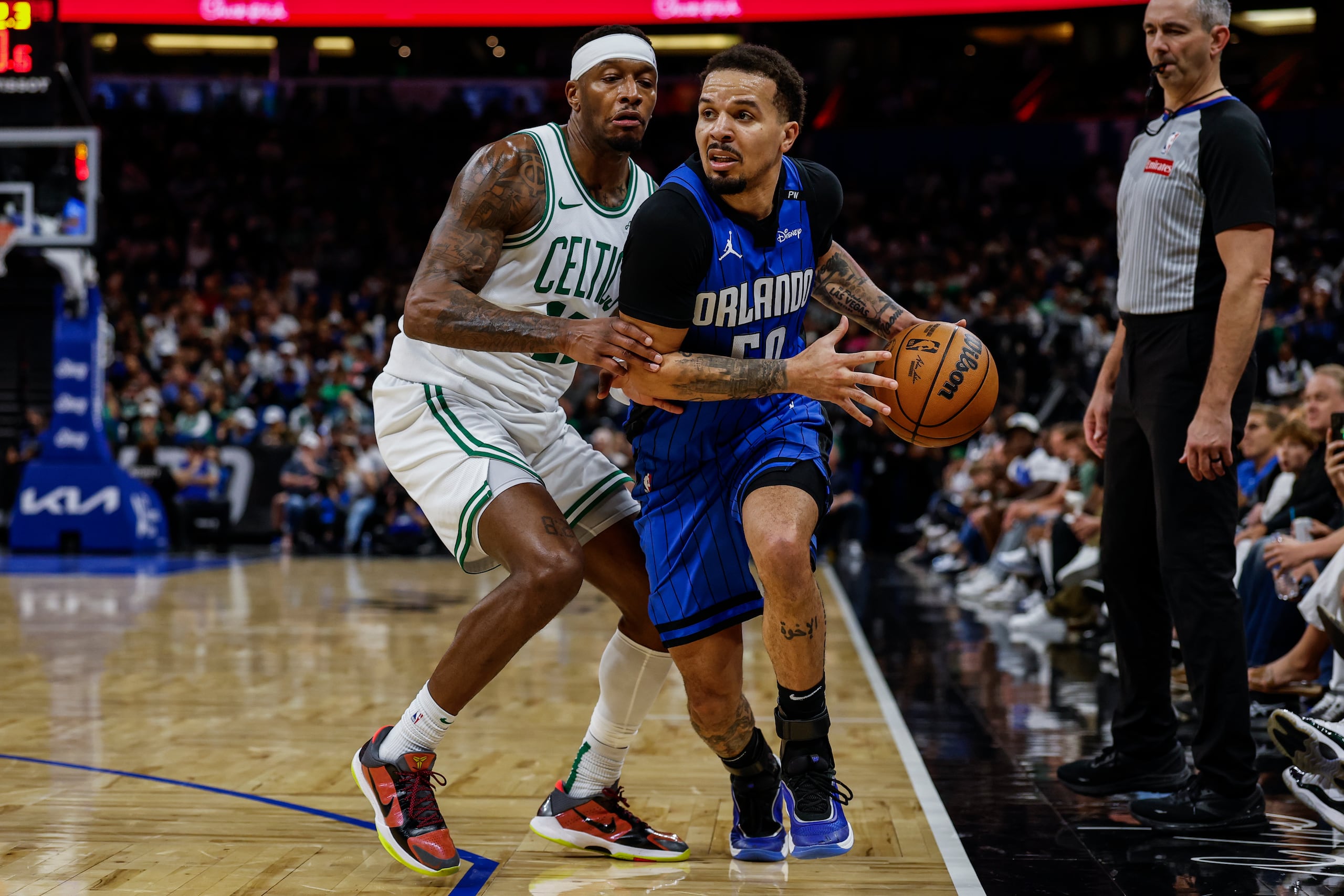 Cole Anthony, del Magic de Orlando, elude a Torrey Craig, de los Celtics de Boston, en el encuentro del miércoles 9 de abril de 2025.