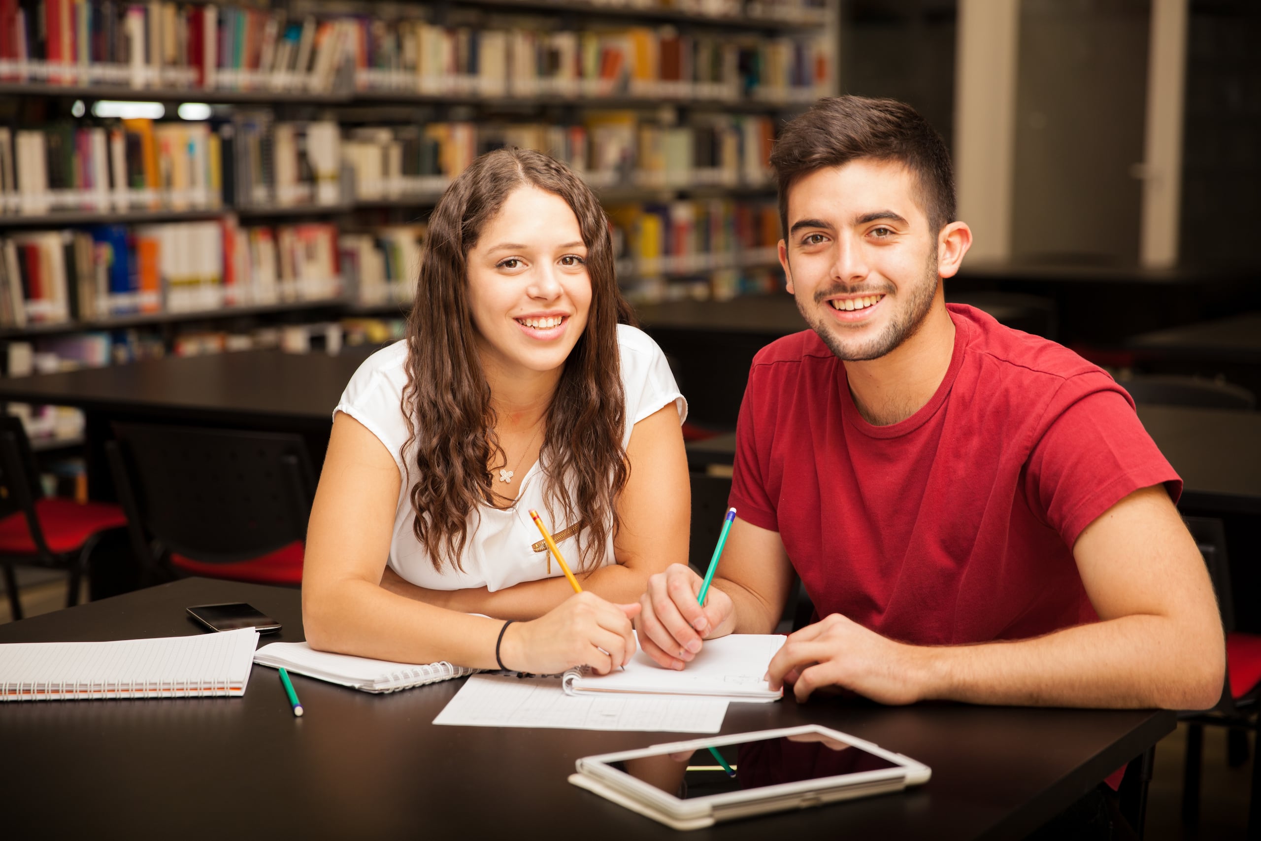 Las tutorías emergen como una herramienta esencial en este contexto, ofreciendo no solo el apoyo académico que el estudiante necesita en esta etapa de su preparación, sino también la motivación necesaria para mantenerse activo en la universidad y completar su carrera.