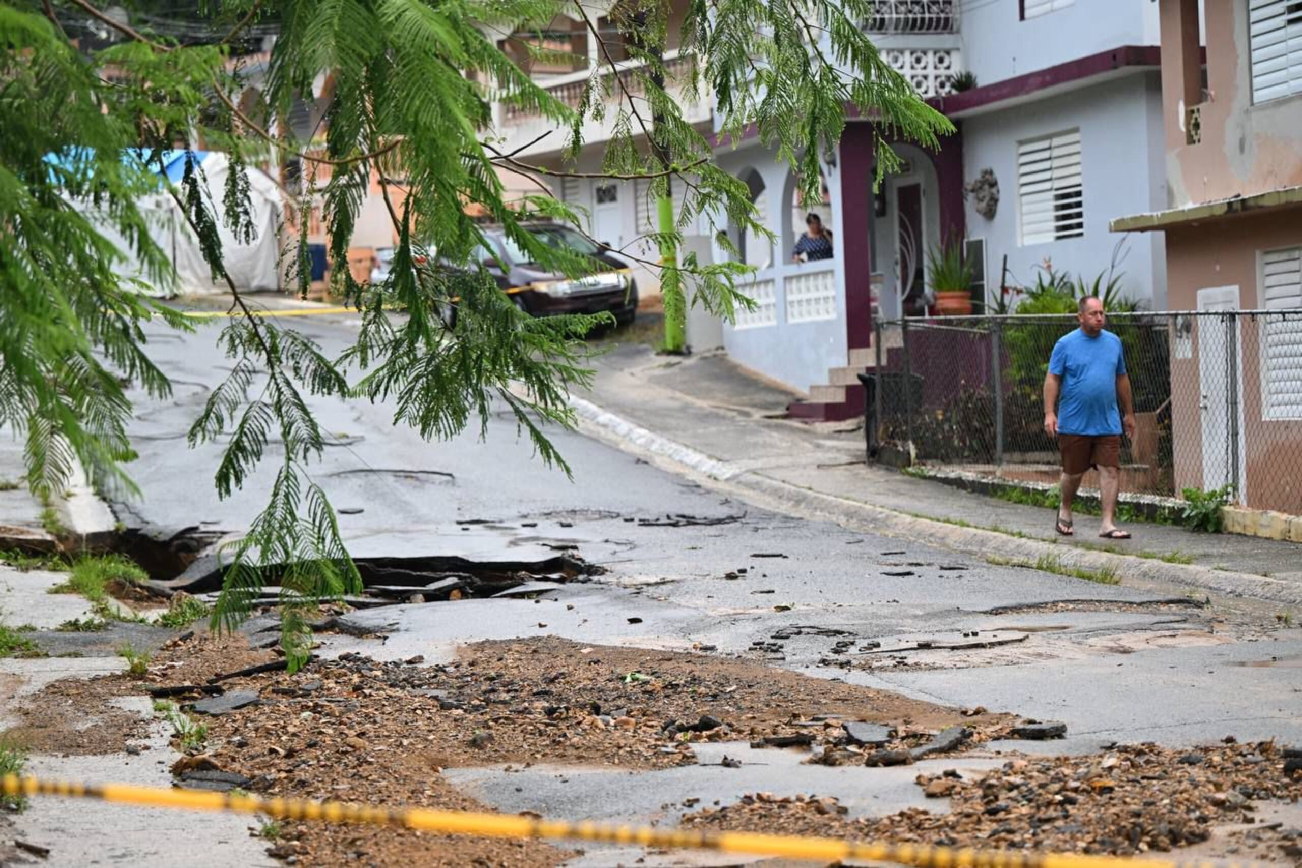 Tan reciente como hace dos semanas, una vaguada que afectó la zona local causó inundaciones y deslizamientos en múltiples municipios de la Isla, siendo necesario que el gobierno emitiera una declaración de estado de emergencia.