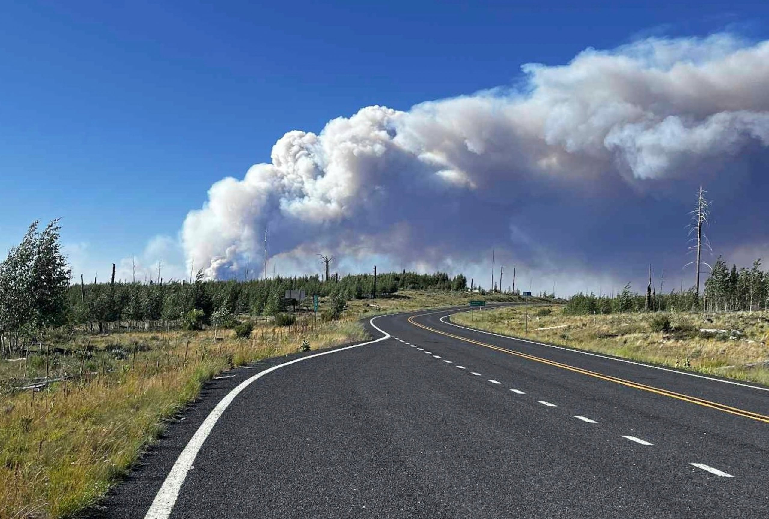 Foto cortesía de Abraham Freebairn que muestra al incendio en el Borde Norte del Gran Cañón en Arizona el 10 de julio del 2025.