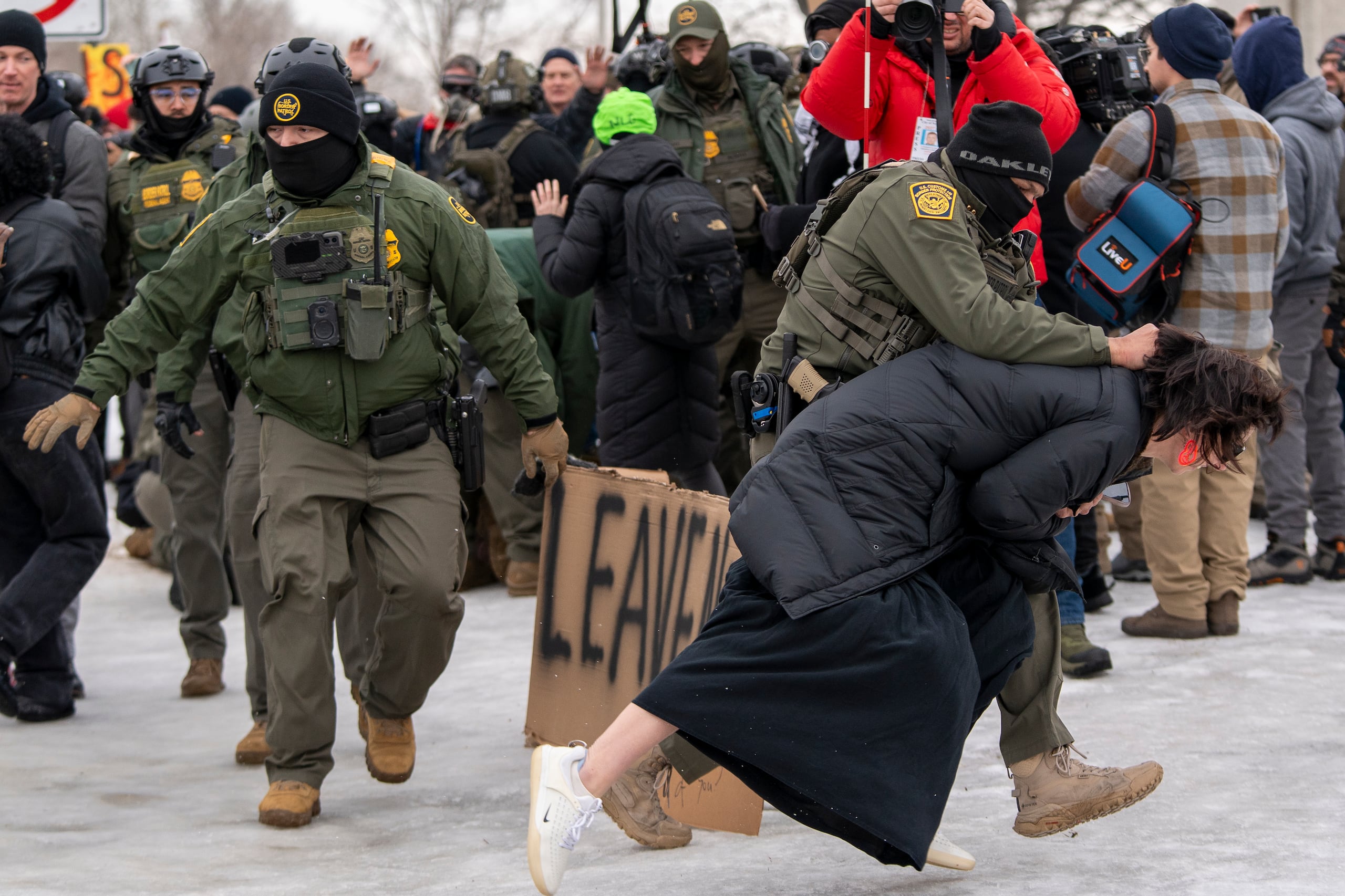 A lo largo de la mañana, varios manifestantes se han enfrentado con los agentes federales acusándoles de “asesinos” y les han pedido que se marchen de la ciudad.