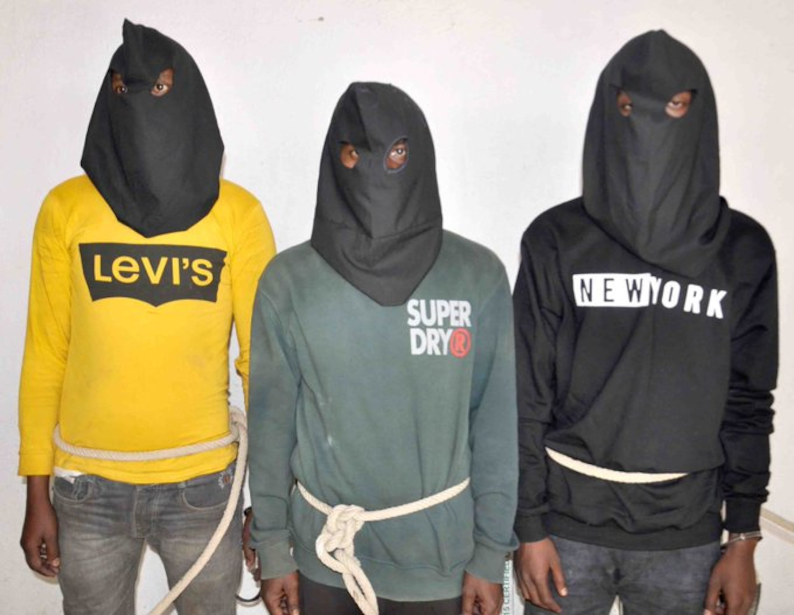 Foto divulgada por la Policía de Dumka de los tres acusados detenidos por el ataque y la violación en grupo de una española en el noreste de la India. La pareja española atacada en la India recibió este lunes un cheque por valor de un millón de rupias (unos 12.000 dólares) a modo de compensación tras la violación en grupo de la mujer mientras el marido era severamente golpeado. EFE/Policía de Dumka SOLO USO EDITORIAL/SOLO DISPONIBLE PARA ILUSTRAR LA NOTICIA QUE ACOMPAÑA (CRÉDITO OBLIGATORIO)