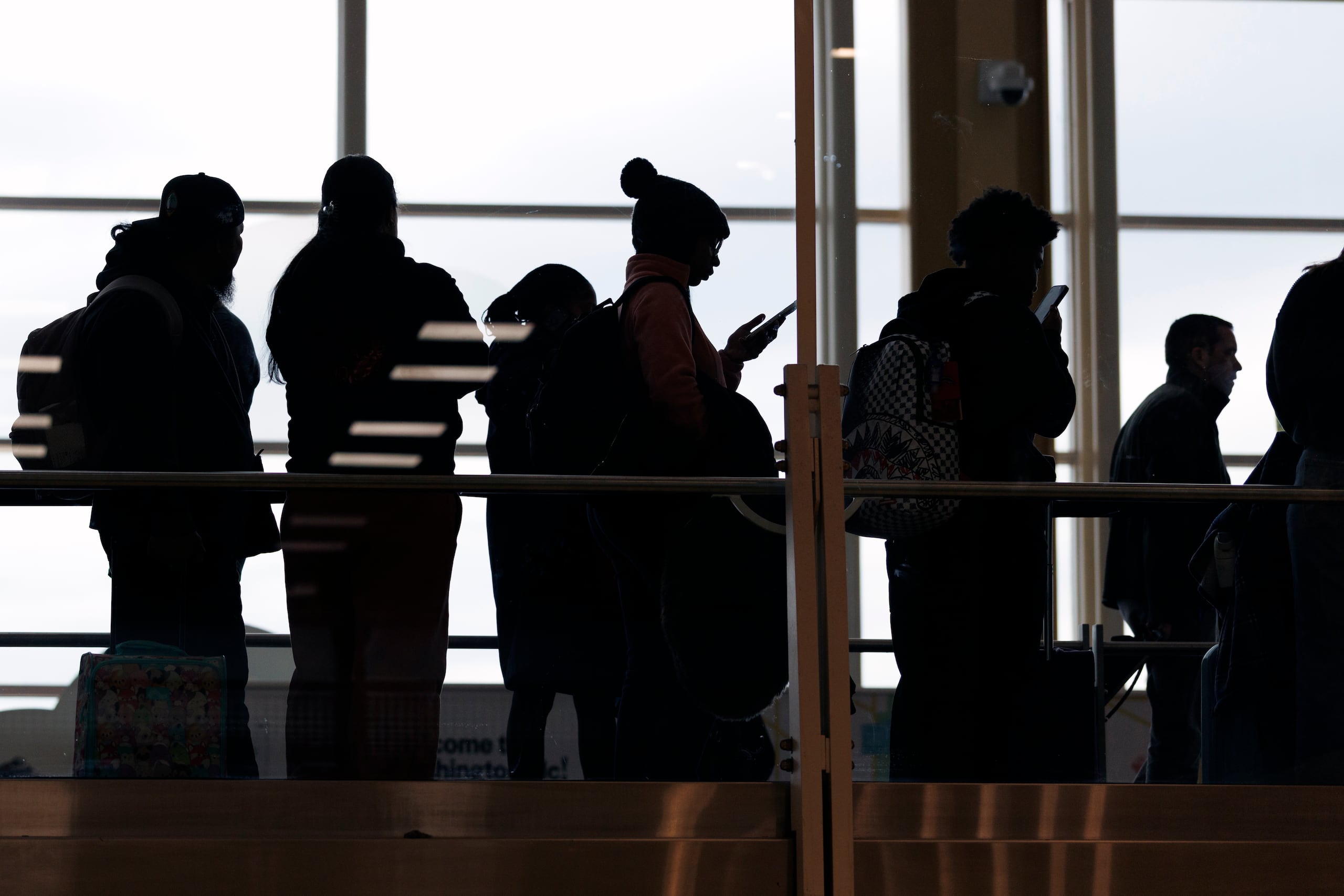 La normativa, anunciada el pasado octubre, permite al DHS recolectar desde hoy los datos biométricos, como las huellas dactilares y aspectos faciales de los extranjeros.