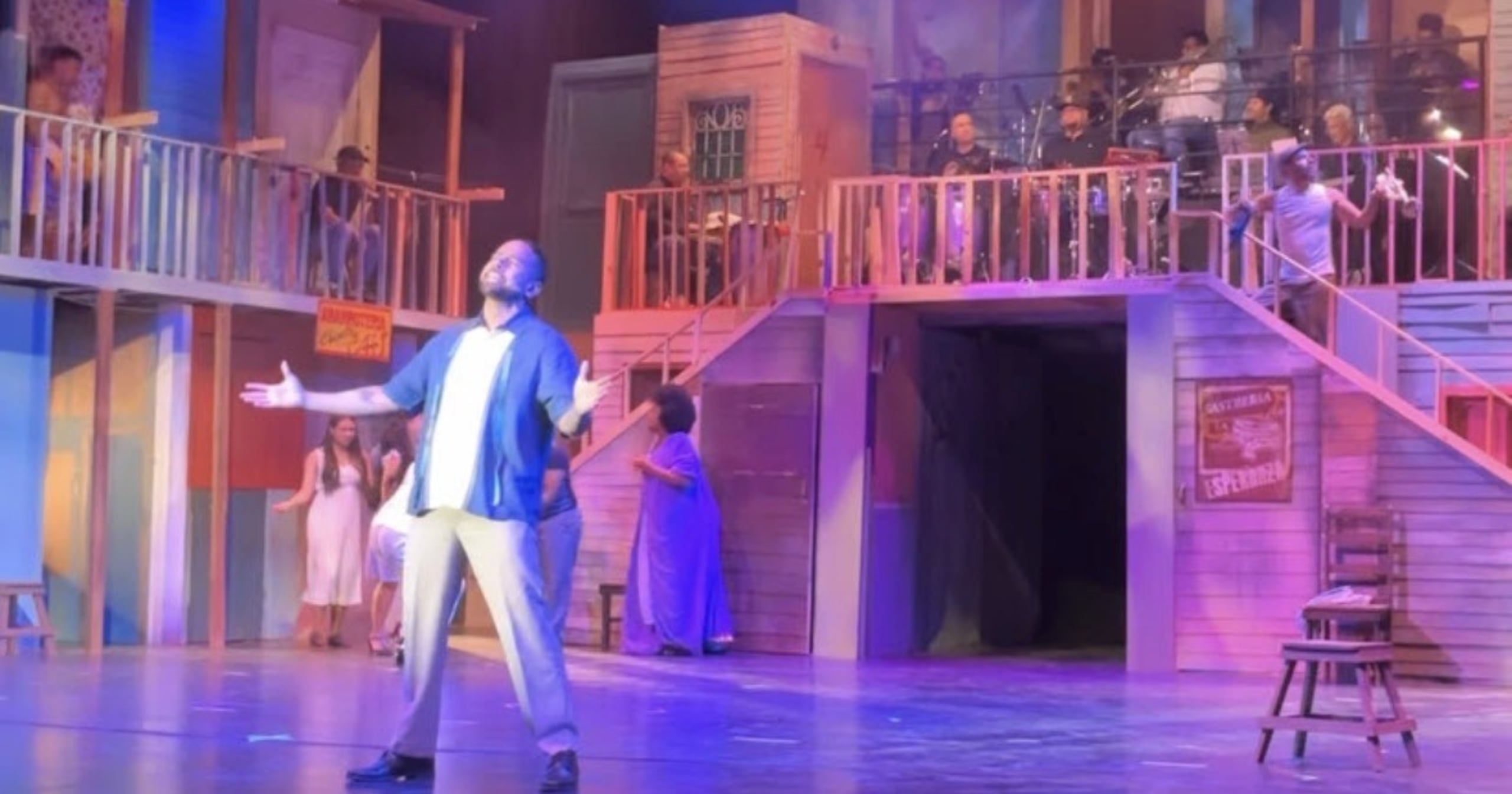 El musical sigue la historia del personaje "Carmelo Da Silva" y su esposa "Manuela Pérez" a lo largo de sus vidas.