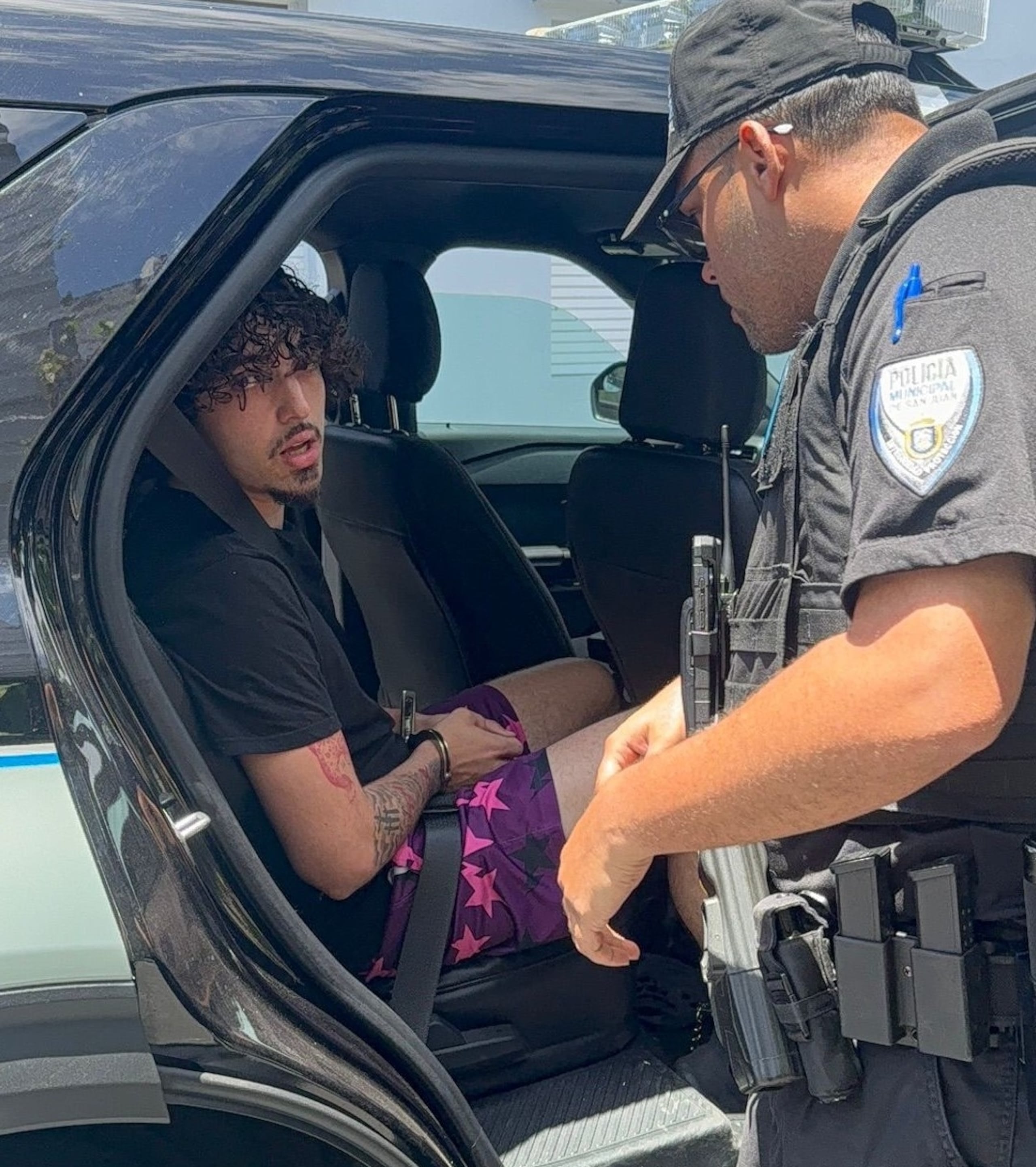 Alexis Jesús Martínez Arizala, de 22 años, permanecía encarcelado al 14 de abril de 2026 tras realizar una broma con inteligencia artificial a un policía el 5 de abril de 2026, confirmó el Departamento de Justicia.