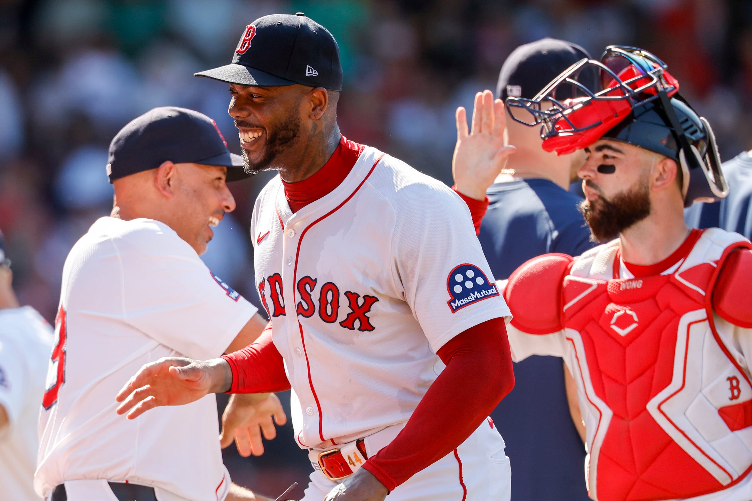 Alex Cora (izquierda) celebra con el taponero cubano Aroldis Chapman (al centro) tras la victoria del pasado domingo sobre Tampa Bay.