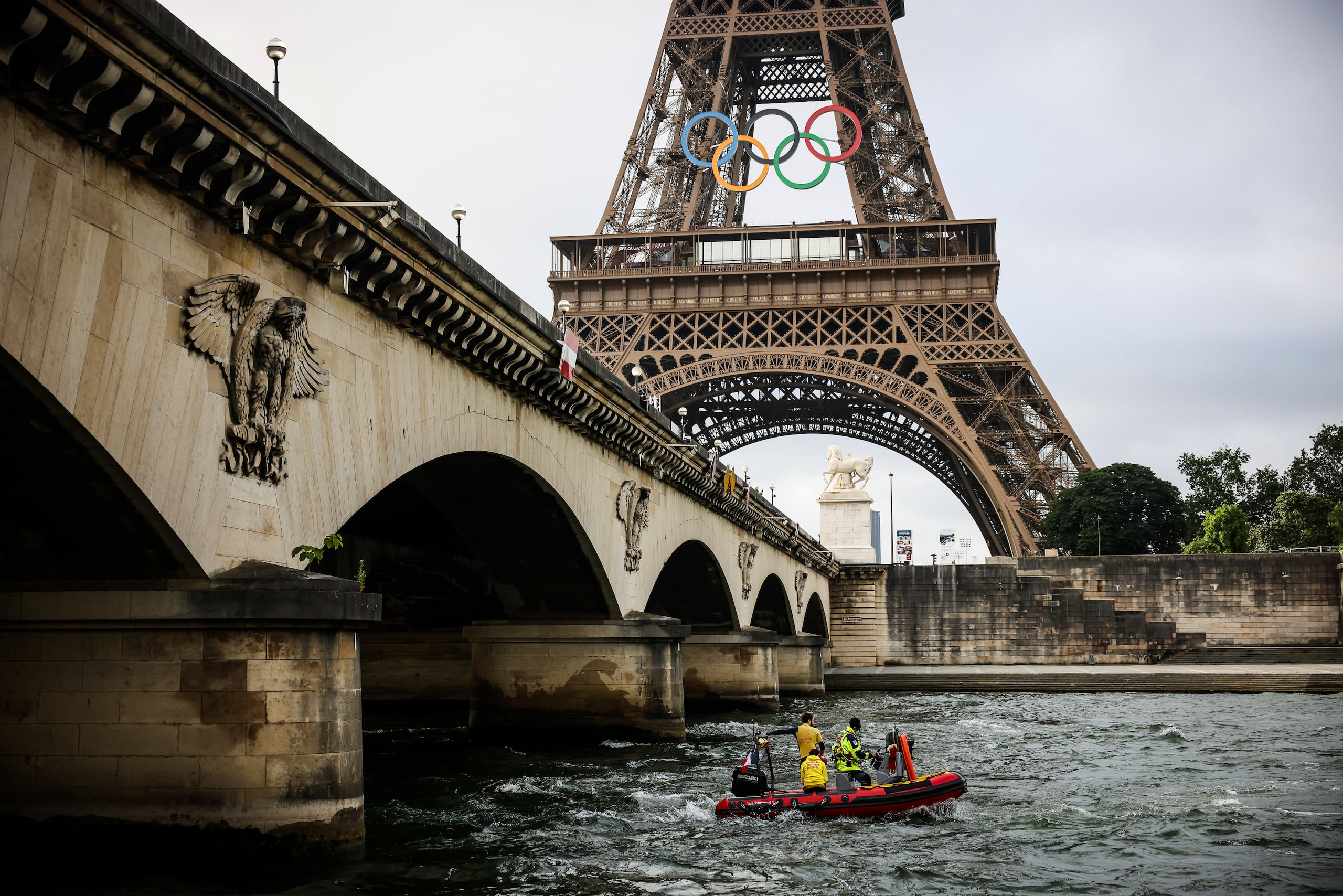 Un bote de rescate navega en el río Sena cerca de la Torre Eiffel durante un simulacro para la ceremonia inaugural de los Juegos de Olímpicos de París 2024, el lunes 17 de junio de 2024, en París. (AP Foto/Thomas Padilla