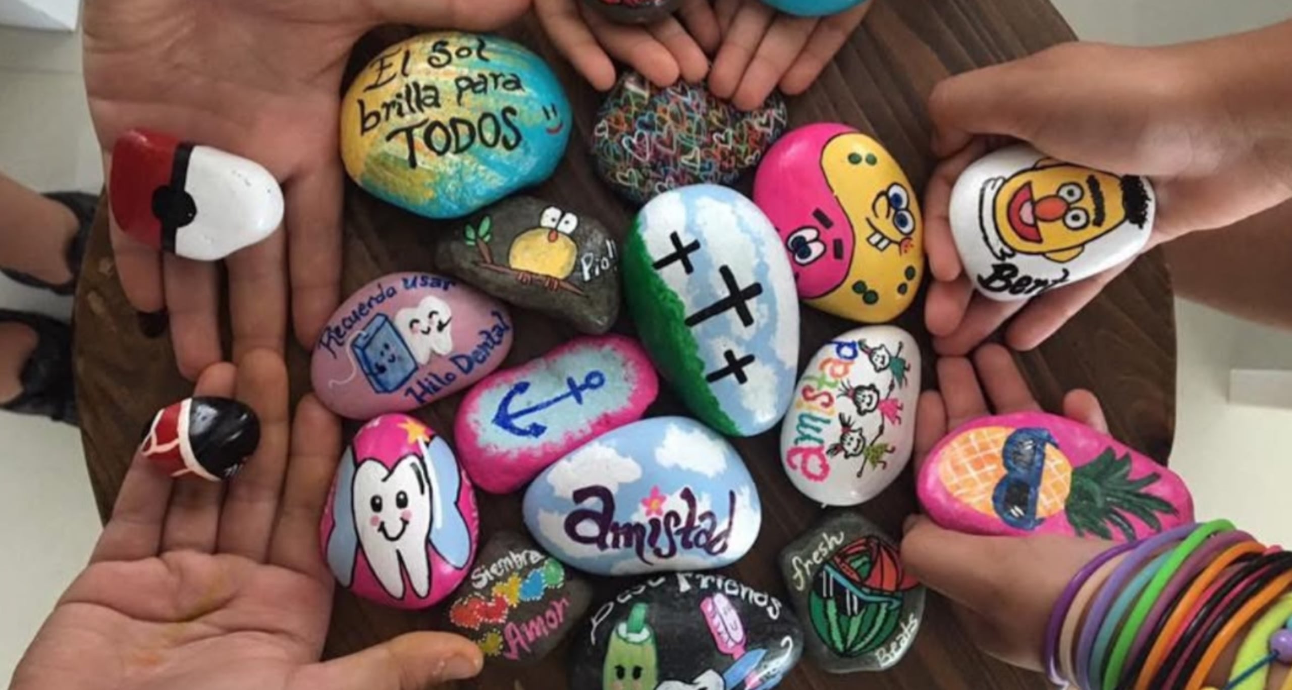 La dinámica consiste en pintar piedras con mensajes inspiradores y dejarlas en distintos lugares para que otras personas las encuentran y compartan una foto en el grupo. Al mismo tiempo, que esa persona pinte otra piedra, para que no se rompa la cadena.