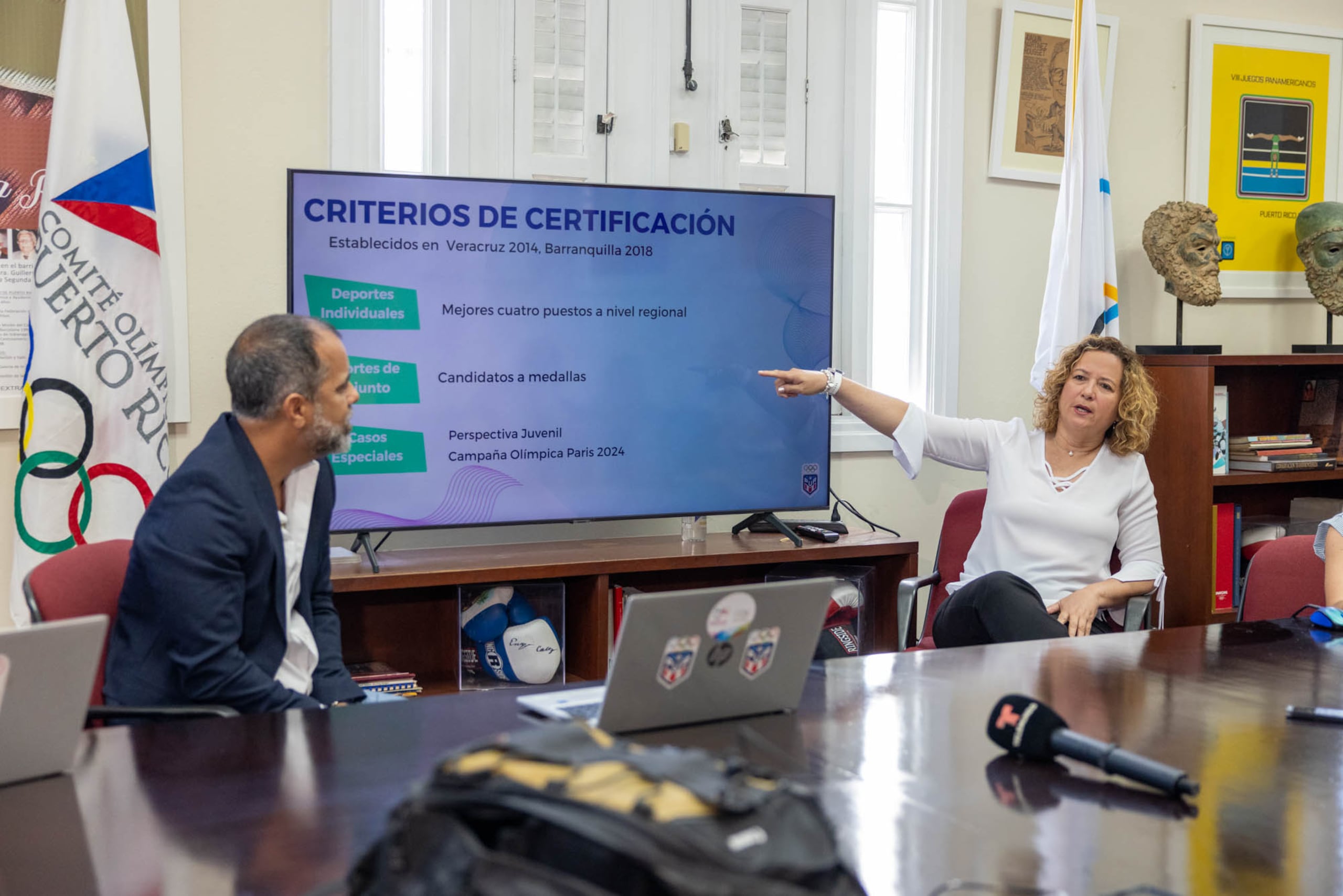 La presidenta del Comité Olímpico de Puerto Rico, Sara Rosario (derecha), junto al director del Departamento de Alto Rendimiento, Fernando Olivero Lora.