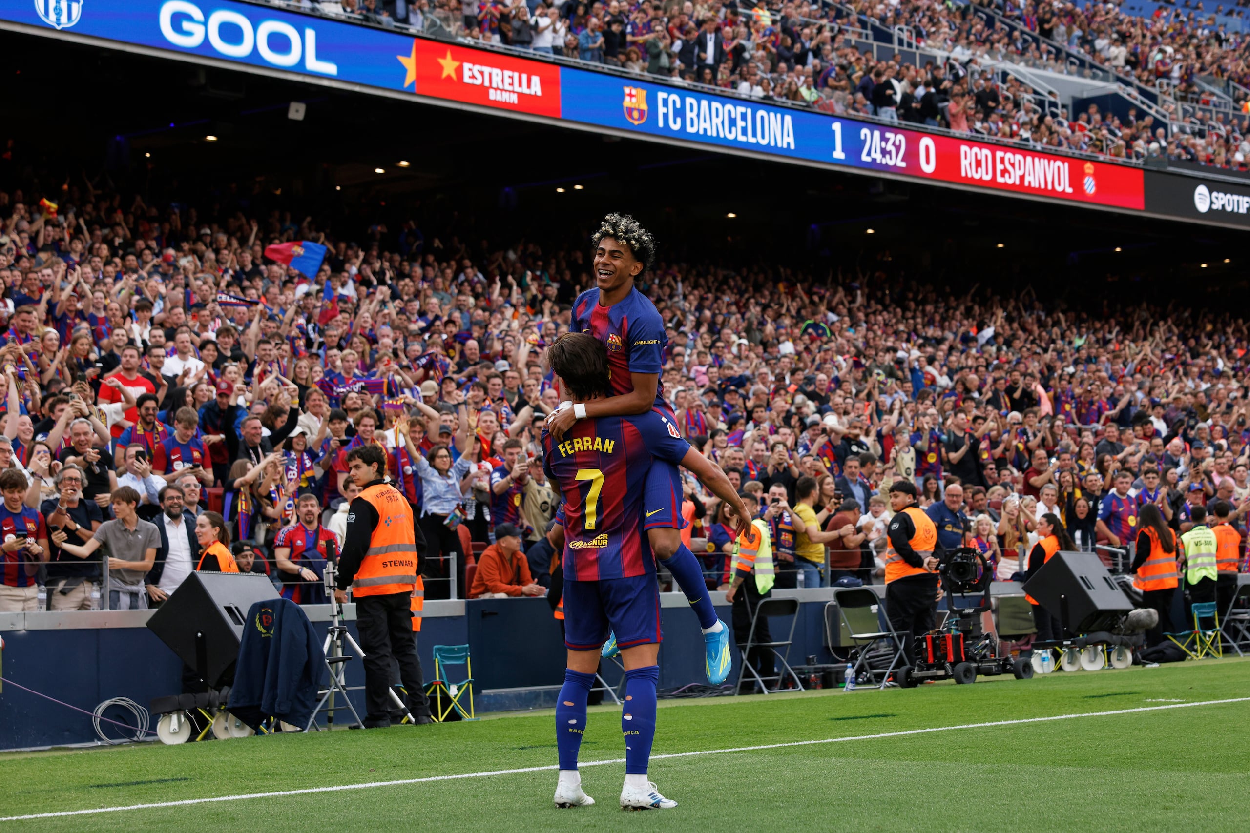 Ferran Torres celebra con su compañero Lamine Yamal tras anotar en el encuentro de La Liga ante el Espanyol.
