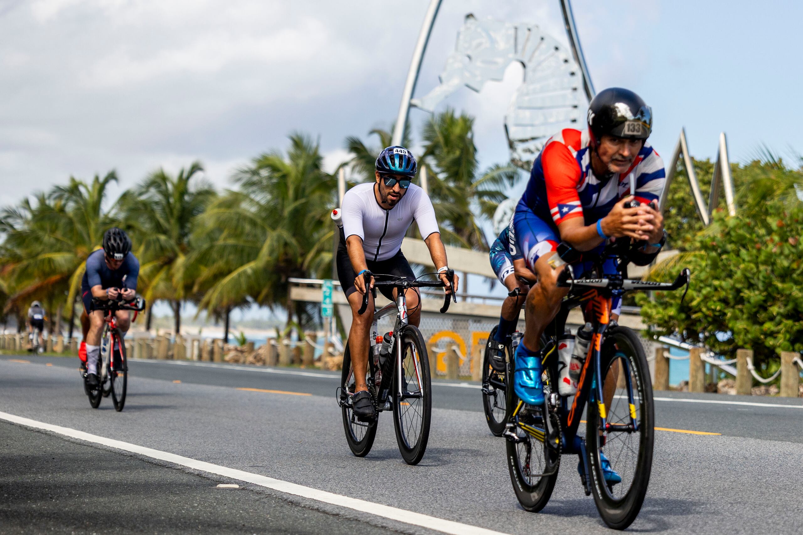 La corrida de bicicleta del Ironman 70.3 Puerto Rico corre un total de 56 millas en ida y vuelta entre San Juan, Guaynabo, Cataño, Toa Baja y Dorado.