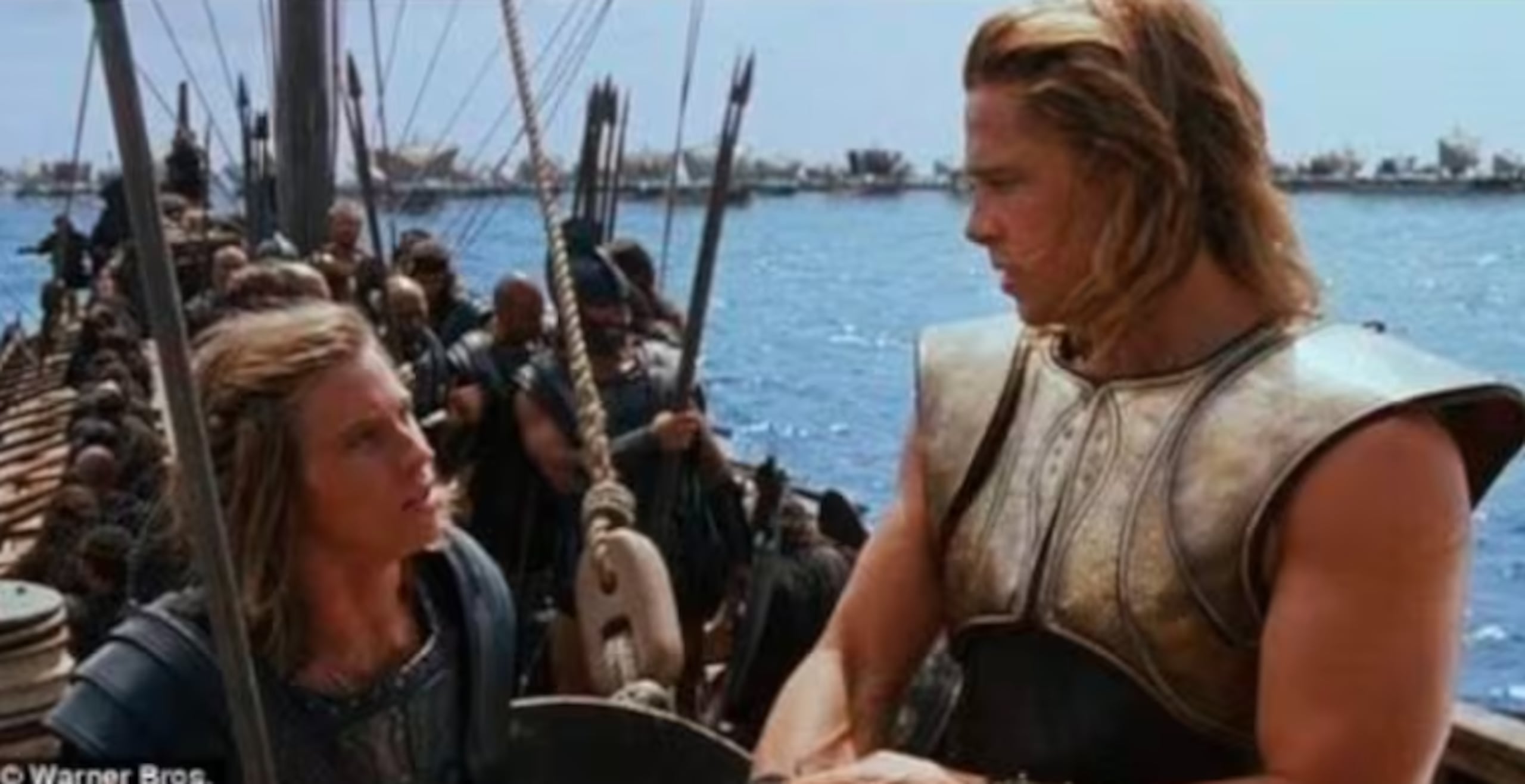 Garrett Hedlund y Brad Pitt en la película Troya.