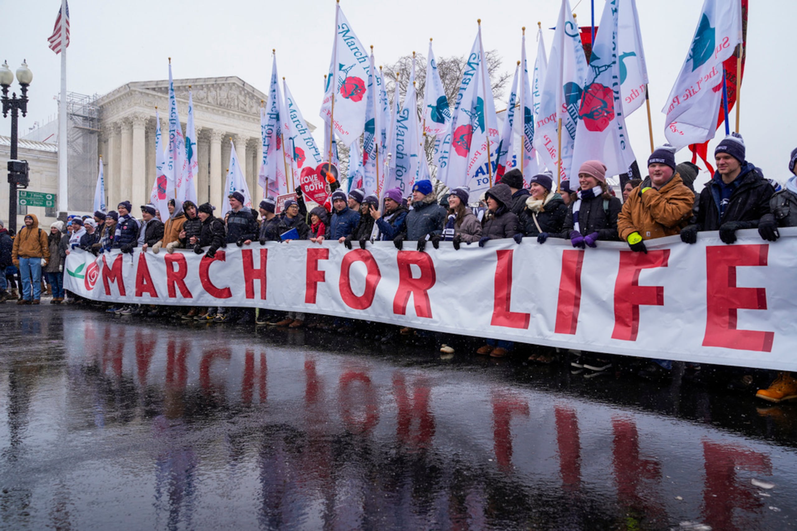 Participantes en la Marcha por la Vida pasan por delante de la Corte Suprema, el 19 de enero de 2024, en Washington.