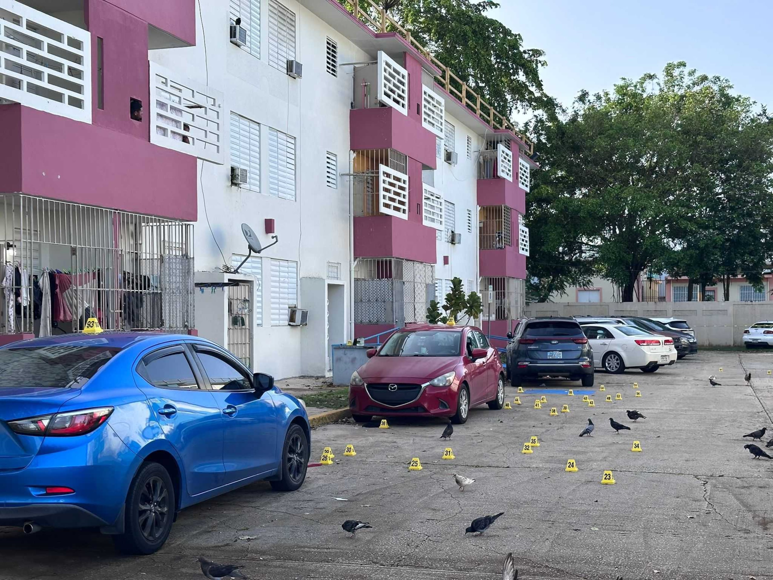 Escena de la balacera en el residencial Nemesio R. Canales, en Hato Rey, este lunes.