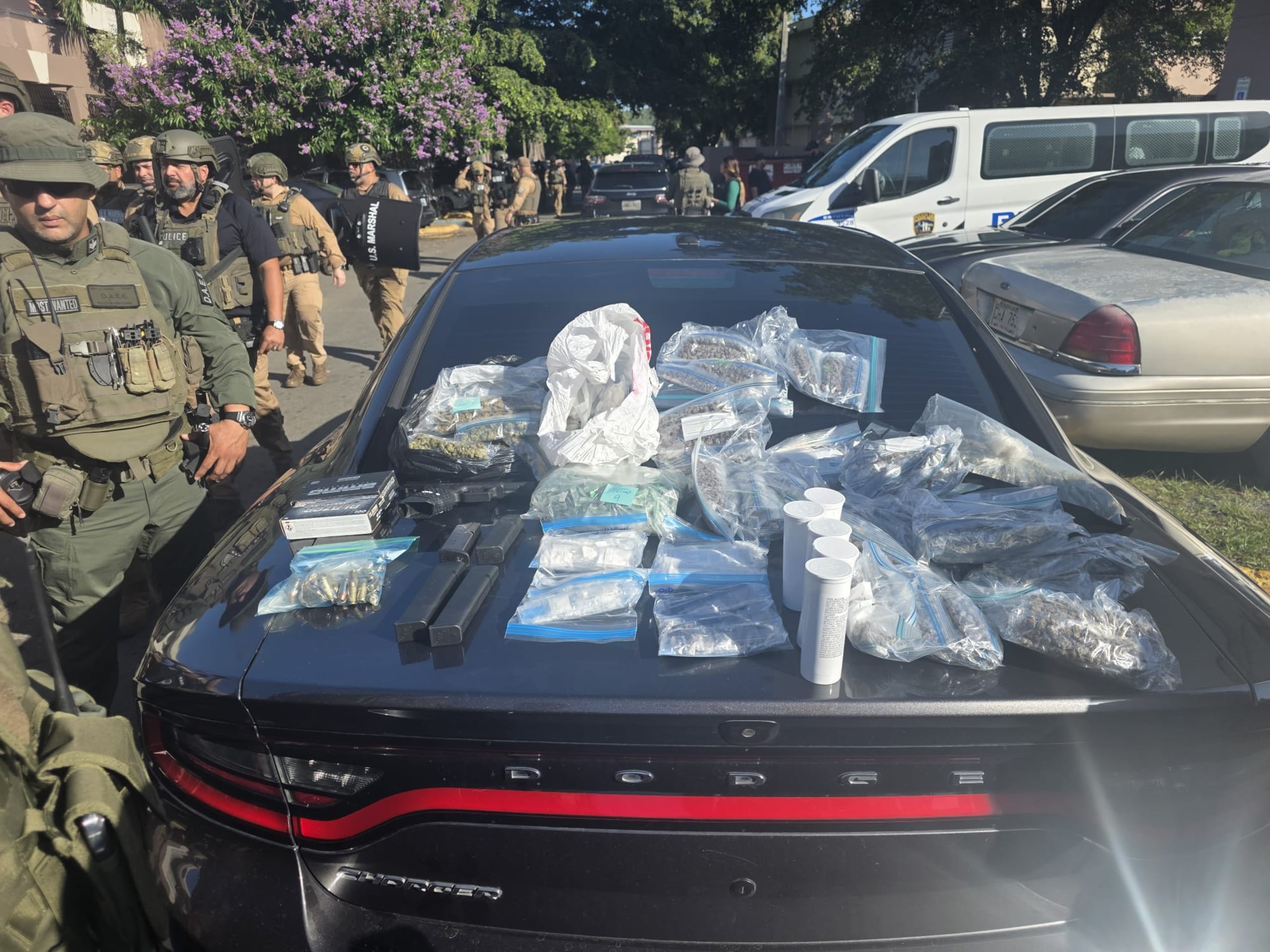 Tres fugitivos federales fueron capturados en el residencial Virgilio Dávila, en Bayamón, donde ocuparon en varios apartamentos abandonados material ilícito.