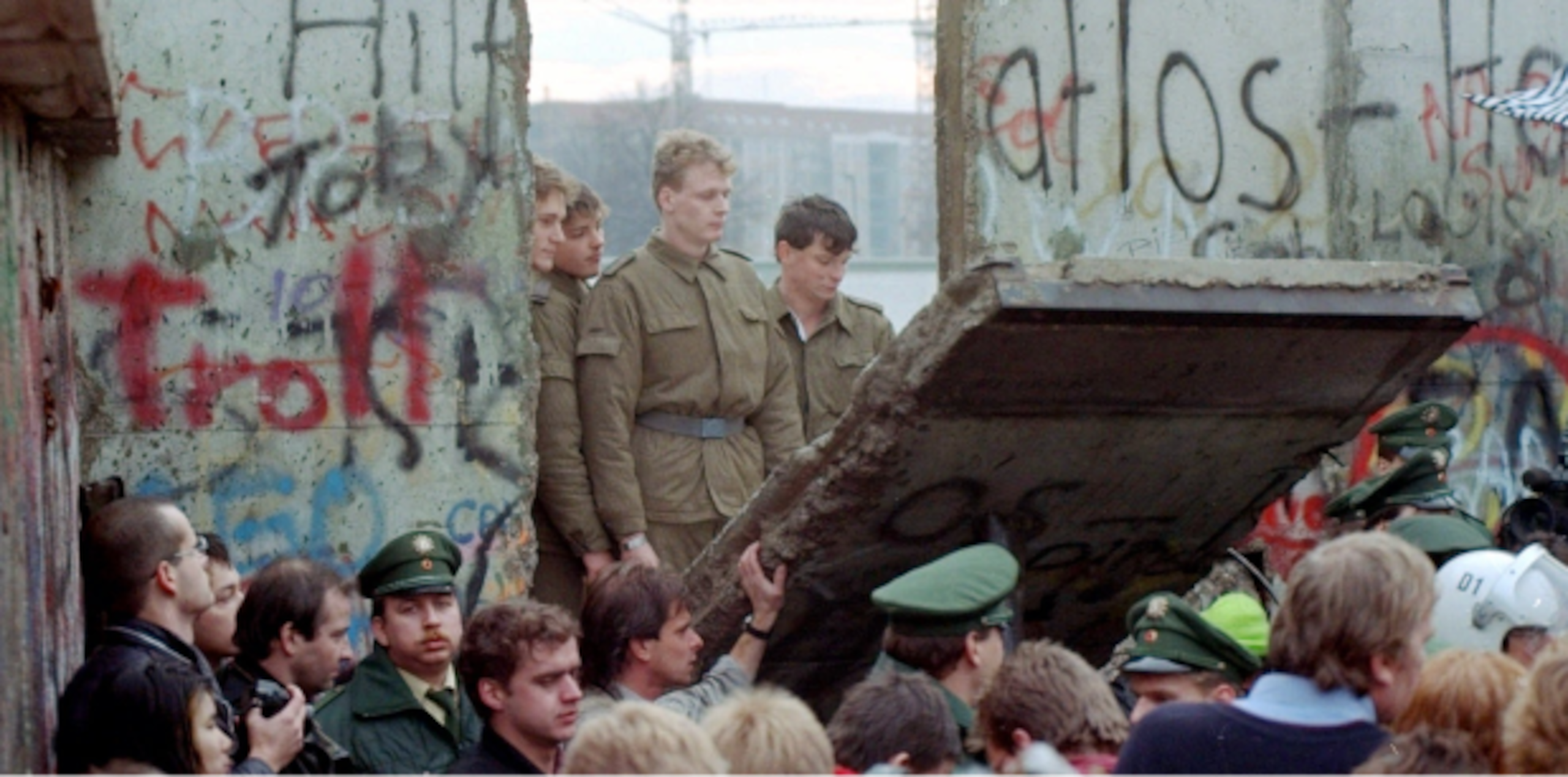 La caída del Muro de Berlín comenzó en la noche del jueves, 9 de noviembre de 1989. (Archivo)