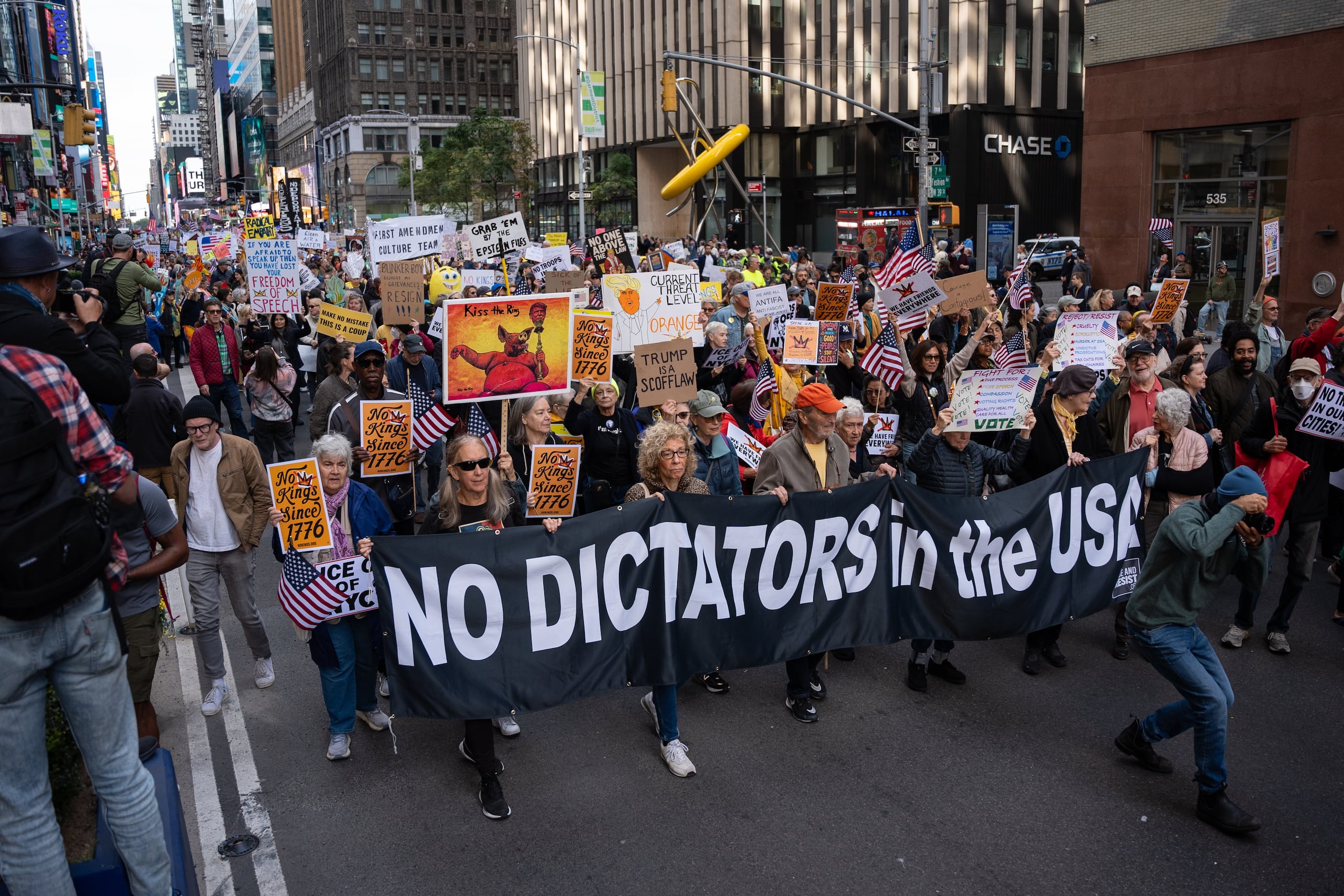 El objetivo era convertirse en la mayor protesta desde el regreso de Donald Trump al poder el pasado enero. (EFE/EPA/ANGELINA KATSANIS)