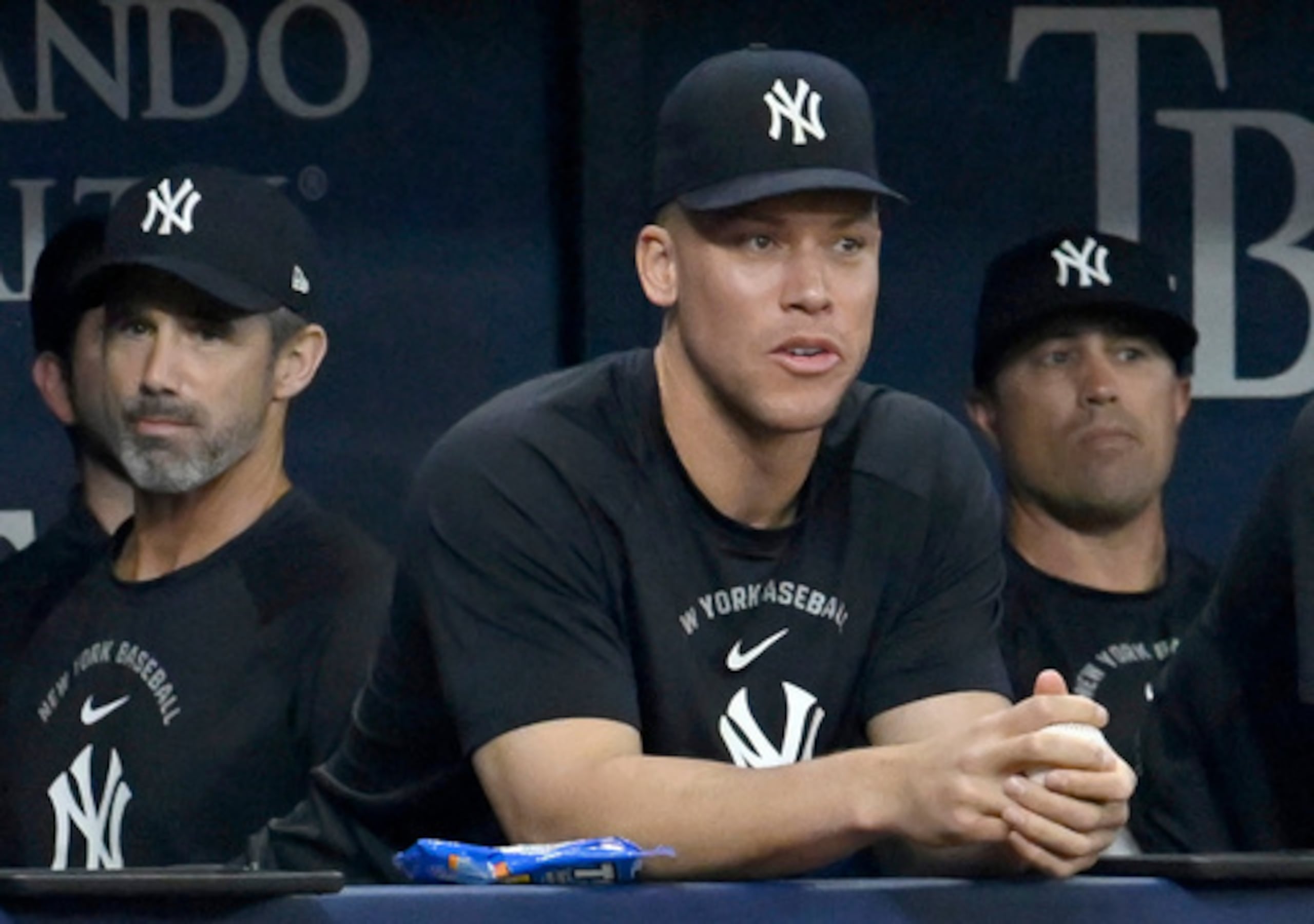 Aaron Judge, de los Yankees de Nueva York, observa desde el banquillo durante un partido de béisbol contra los Rays de Tampa Bay el lunes 6 de julio de 2026, en San Petersburgo, Florida. (Foto AP/Jason Behnken)