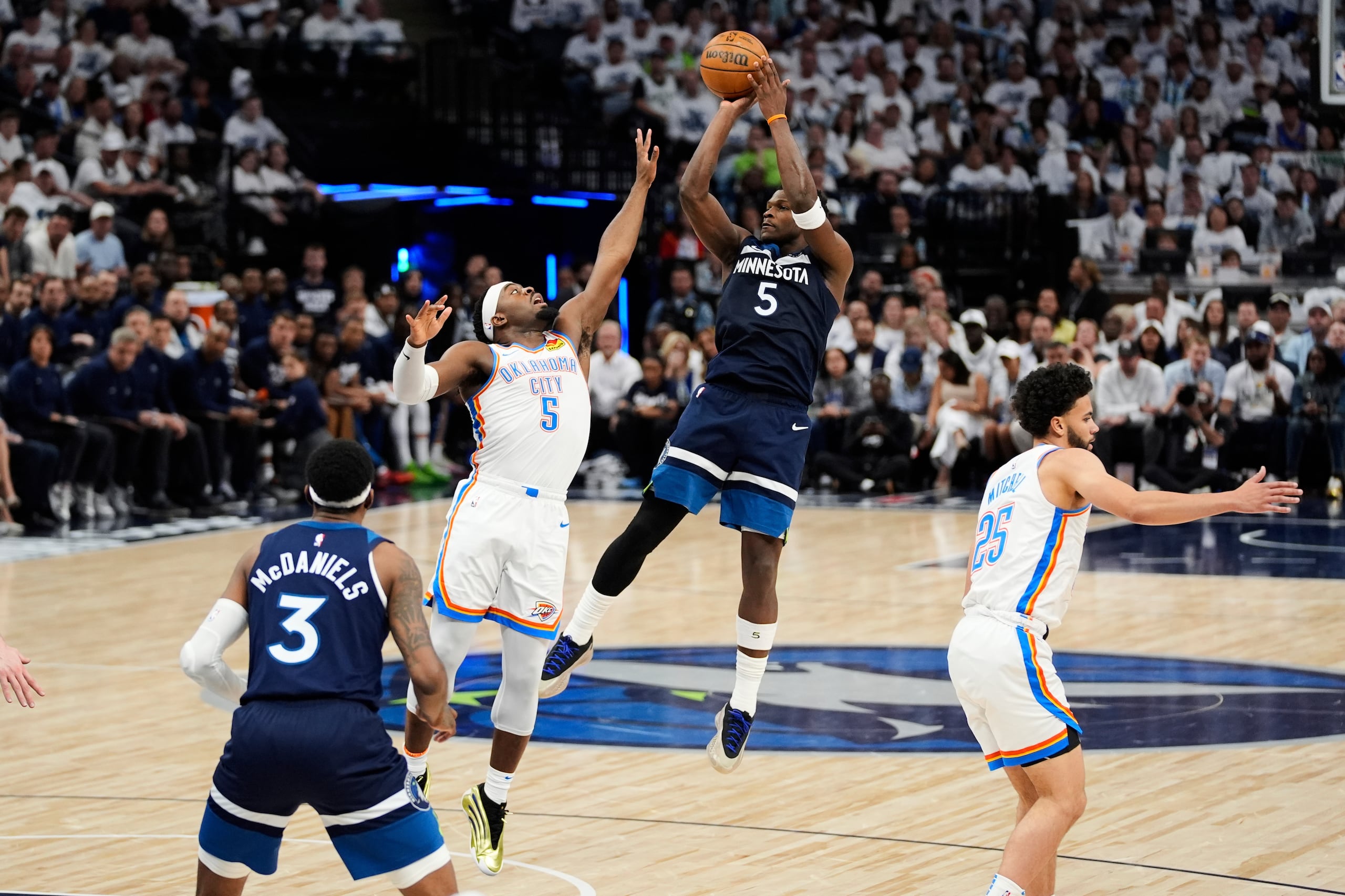 Anthony Edwards, de los Timberwolves de Minnesota, lanza ante la defensa de Luguentz Dort, del Thunder de Oklahoma City.