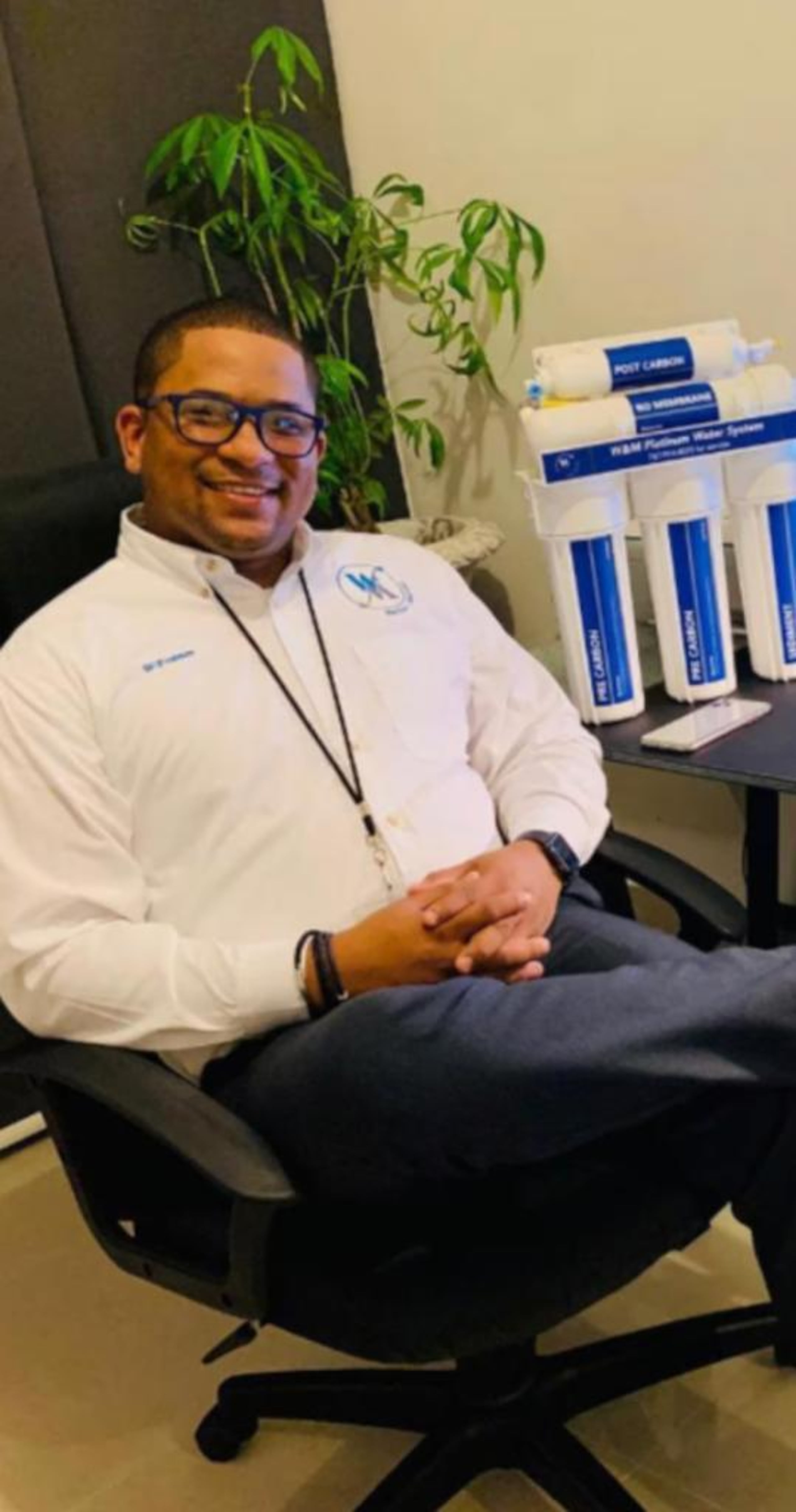 Contra Wilbert Spencer Frotman, de 33 años, pesan varias órdenes de arresto por presuntamente defraudar a varias personas con un supuesto viaje a África.