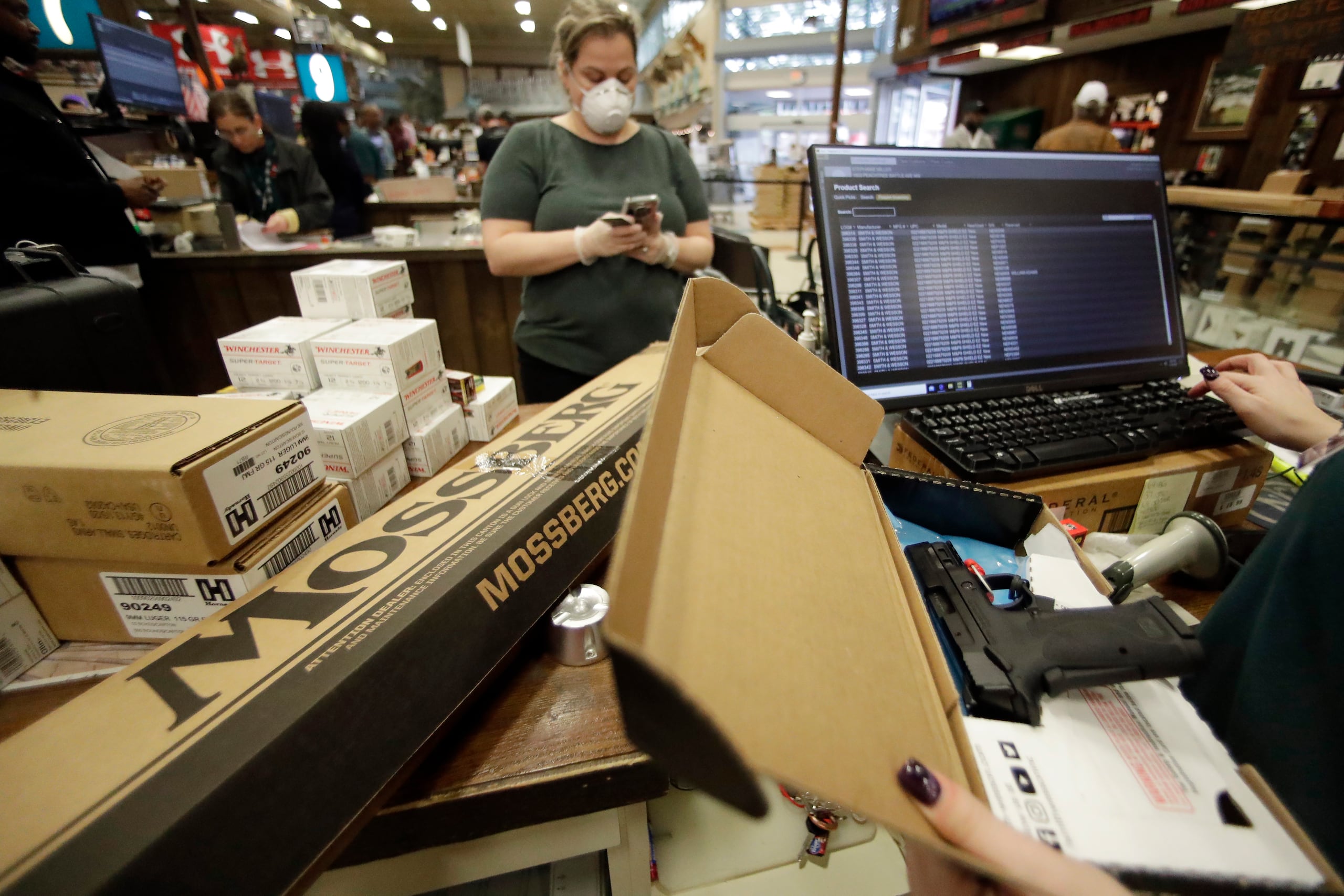 El proyecto también criminalizará la venta imprudente de un arma de fuego a una persona que no esté autorizada a poseerla (AP Photo/John Bazemore)