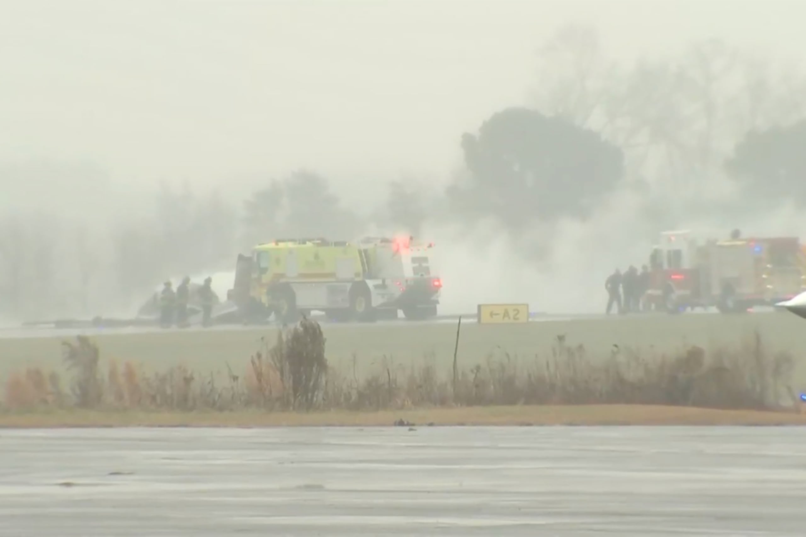 Esta captura de video proporcionada por WSOC muestra a los equipos de bomberos respondiendo a un accidente aéreo reportado en un aeropuerto regional en Statesville, Carolina del Norte, que se incendió con gran intensidad, el jueves 18 de diciembre de 2025.