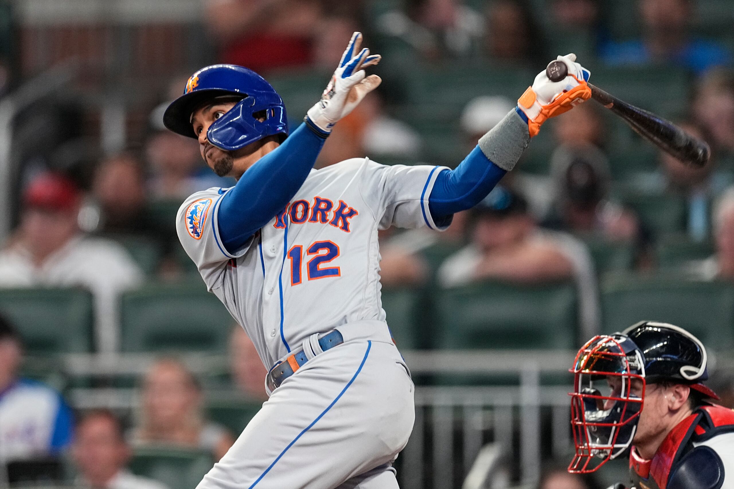 El puertorriqueño de los Mets de Nueva York Francisco Lindor observa su jonrón de tres carreras en la sexta entrada del encuentro ante los Bravos de Atlanta el lunes 21 de agosto del 2023. (AP Foto/John Bazemore)