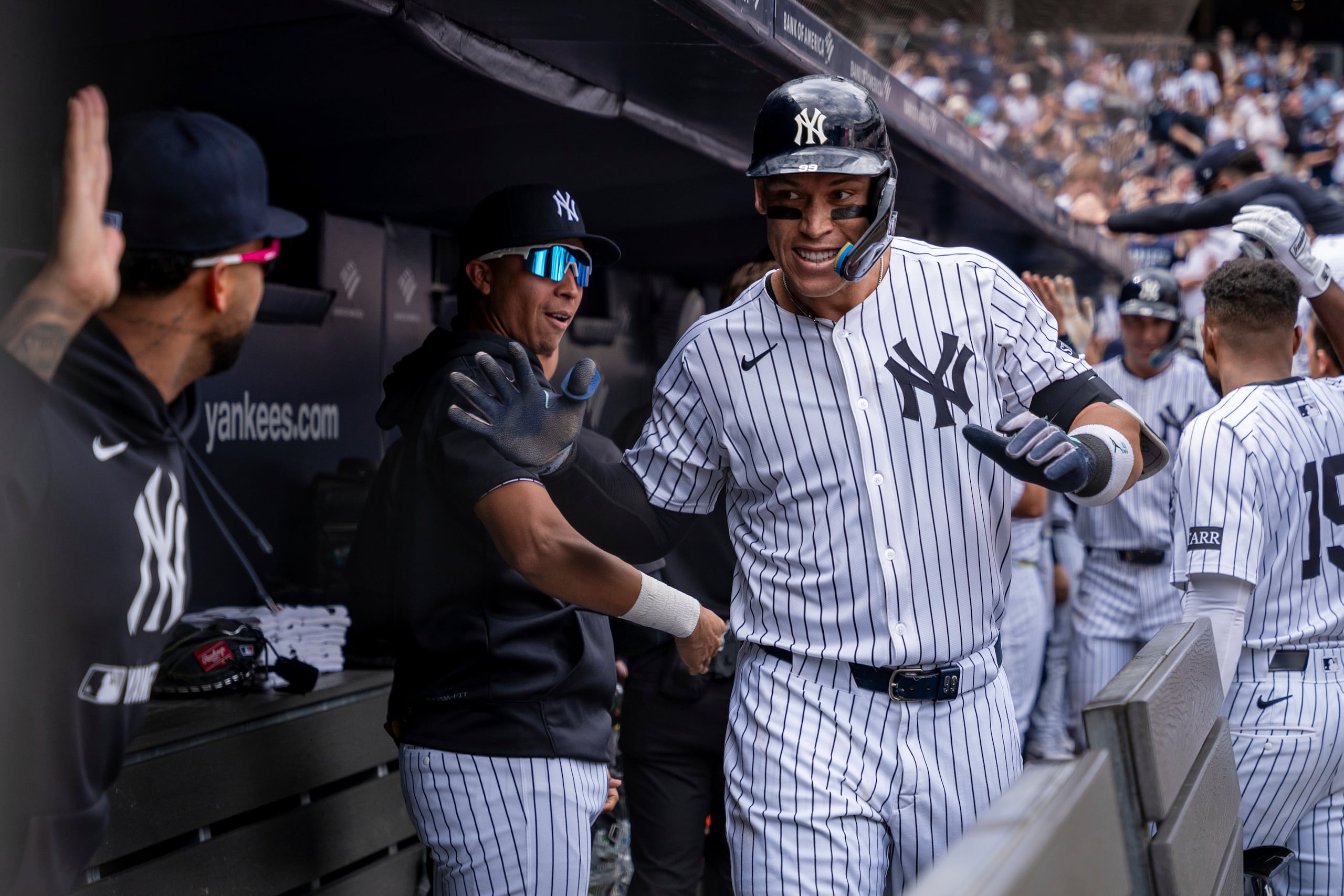 Aaron Judge, de los Yankees de Nueva York, celebra en el dugout tras batear un grand slam en la tercera entrada ante Milwaukee.