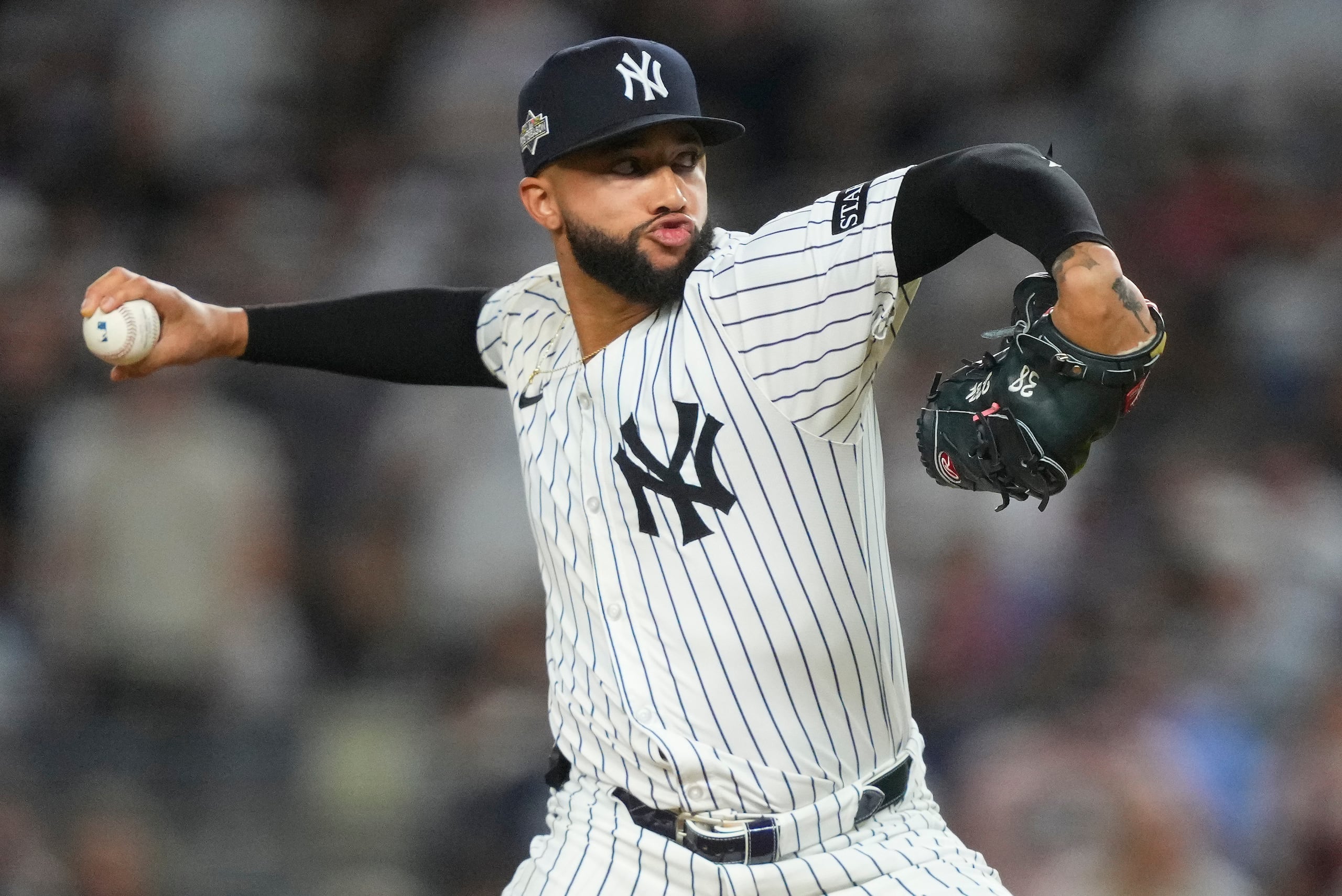Devin Williams, lanzador de los Yankees de Nueva York, lanza contra los Blue Jays de Toronto durante la séptima entrada del Juego 3 de la Serie Divisional de la Liga Americana de béisbol, el 7 de octubre de 2025, en Nueva York.