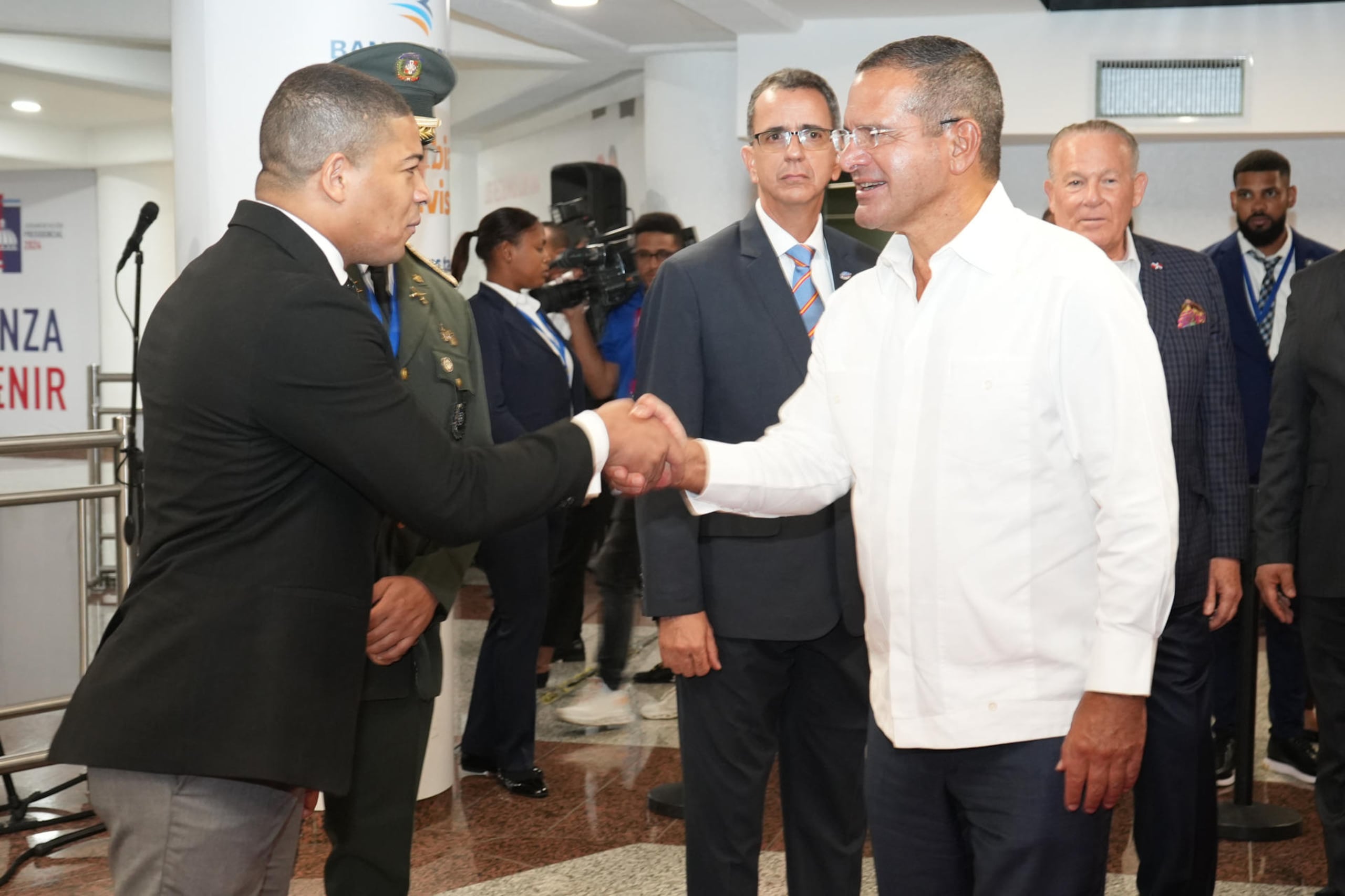 Fotografía cedida por la Cancillería Dominicana del gobernador de Puerto Rico, Pedro Pierluisi, a su llegada al aeropuerto Las Américas, con motivo de la investidura de Luis Abinader para un segundo mandato, el jueves 15 de agosto en Santo Domingo.