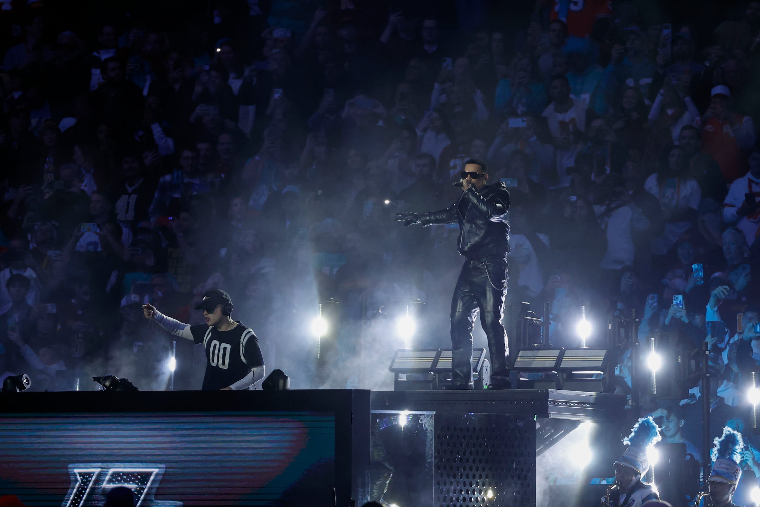 La actuación vino acompañada de un espectáculo de fuegos artificiales, luces incandescentes de diferentes colores por las pantallas del estadio.
