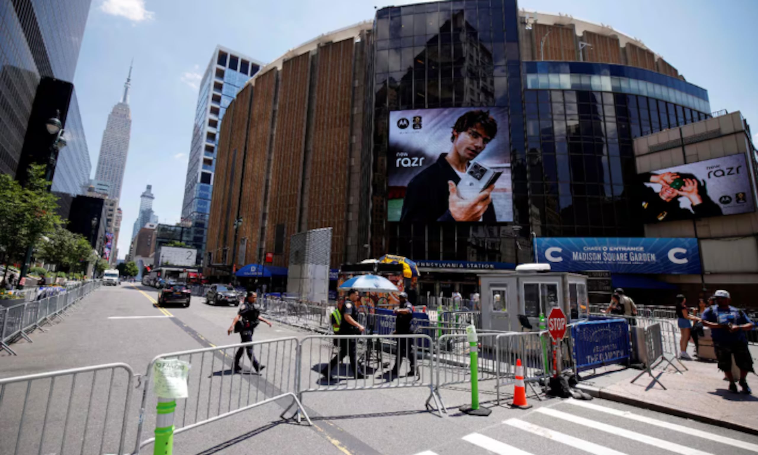 Agentes de la Policía vigilan el exterior del Madison Square Garden, lugar donde, según se informa, se celebrará la boda de la cantante de pop Taylor Swift y el atleta profesional Travis Kelce.