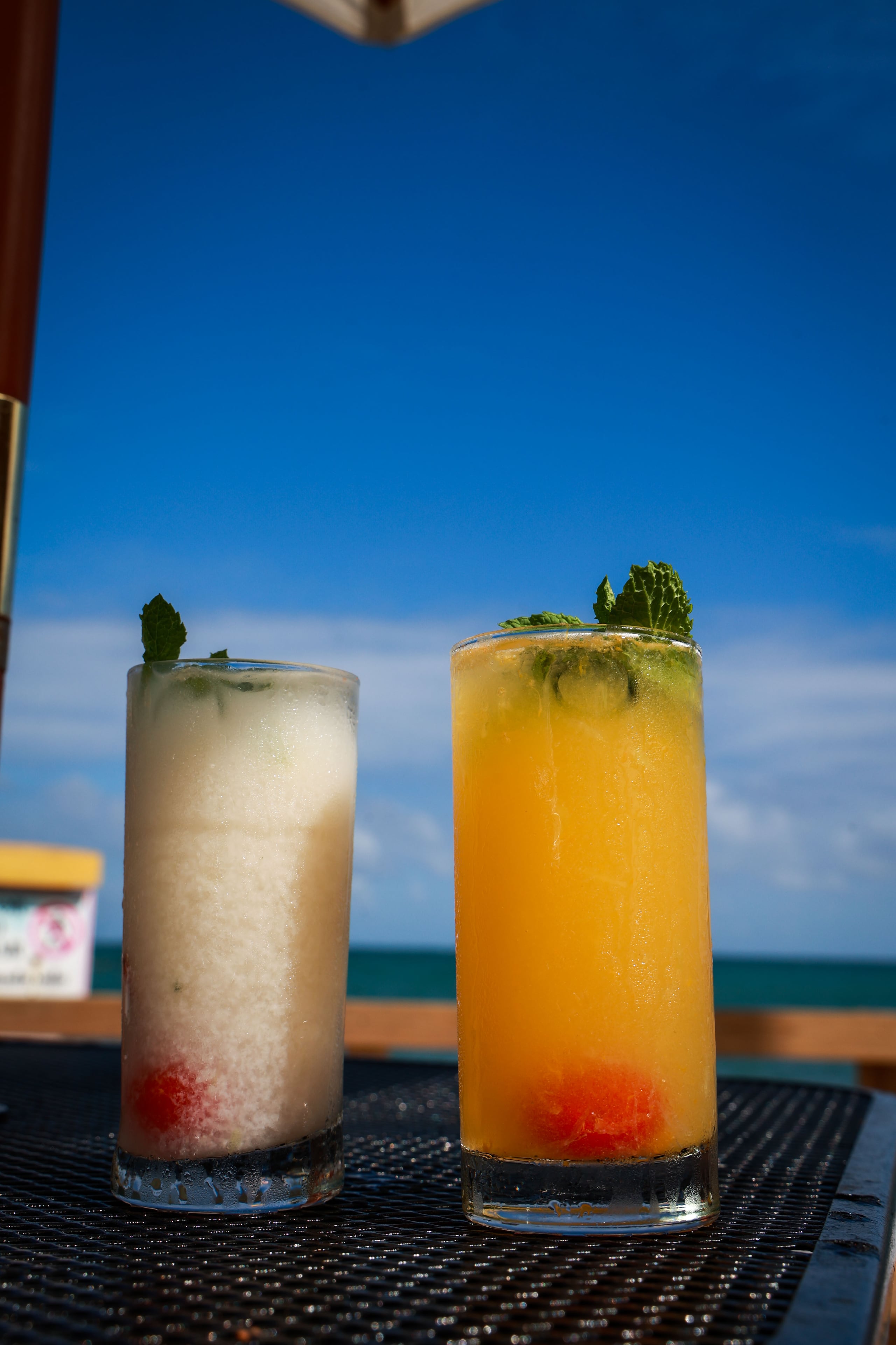En la foto un mojito de coco y otro de parcha, dos de los tragos de la casa.