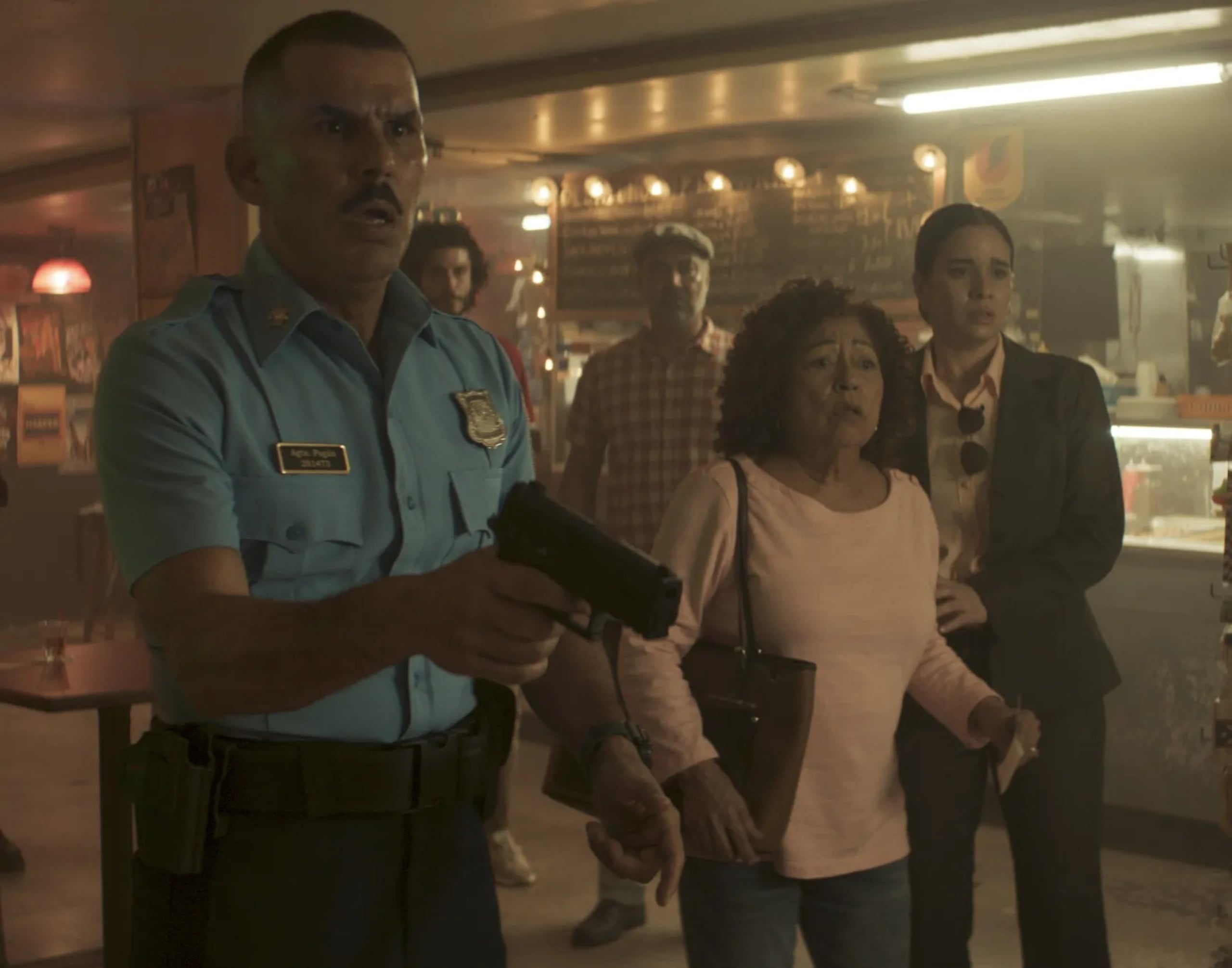 Una inusual ráfaga solar provoca la pérdida de memoria de la población en la cinta de suspenso puertorriqueña.