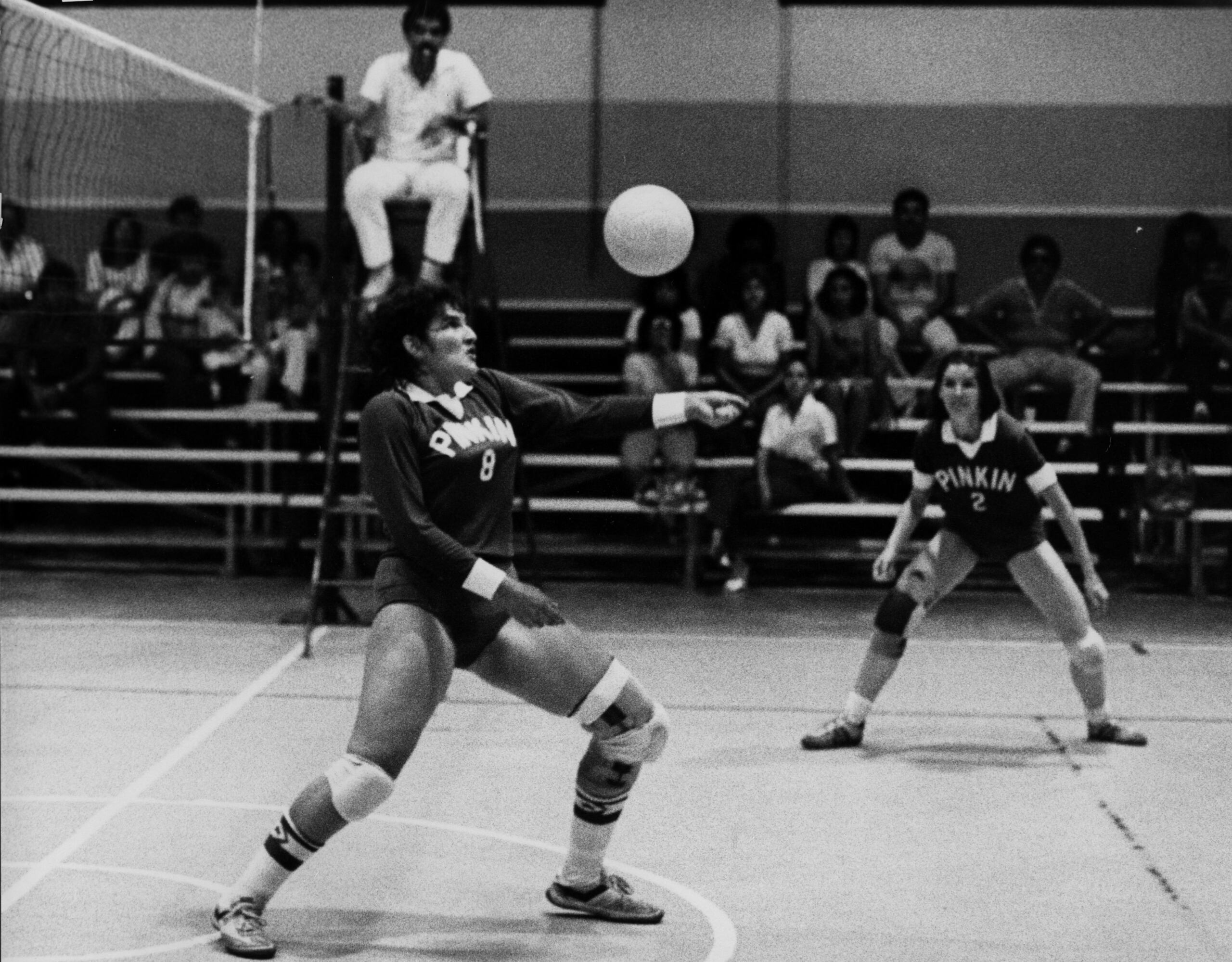 Pilar Vázquez, aquí tratando de controlar un balón durante sus años con las Pinkin de Corozal en la década del 1970.