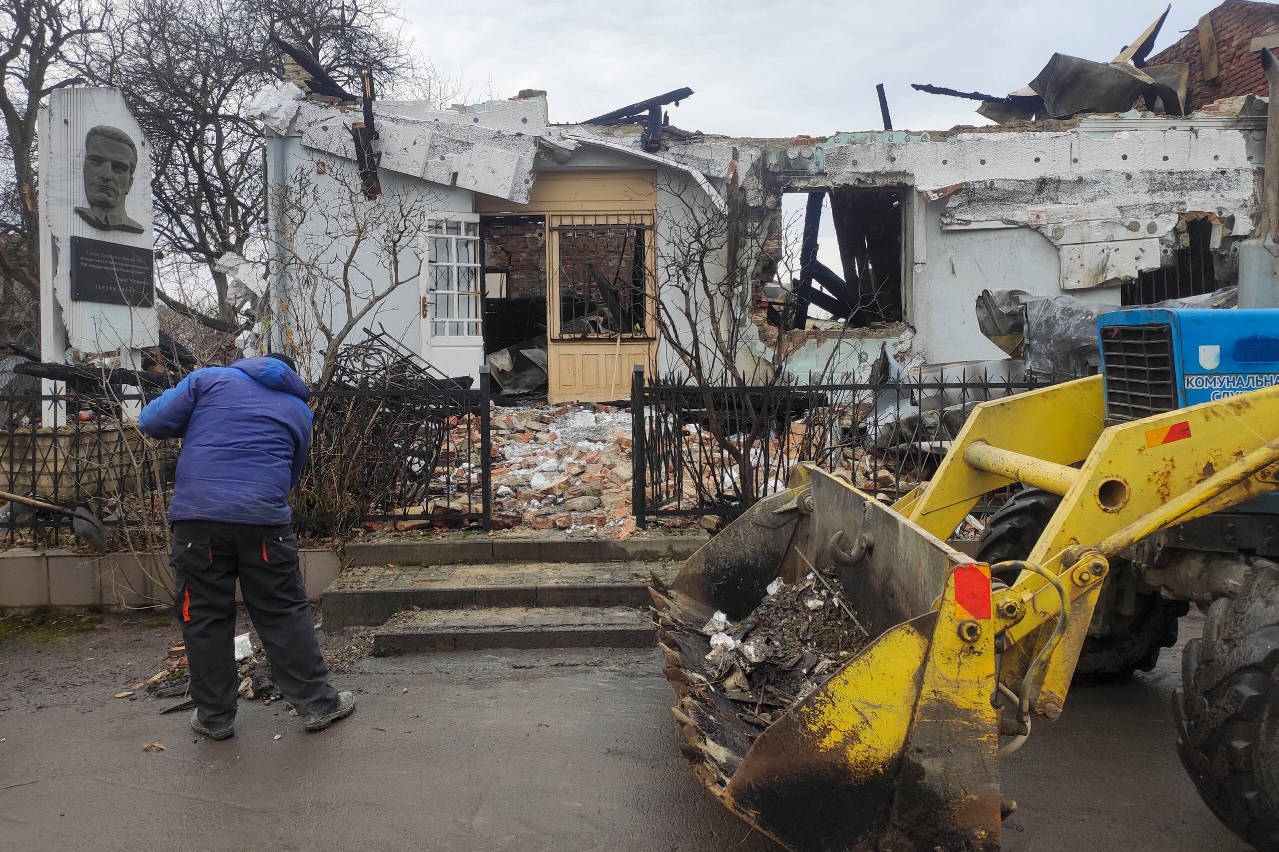Otros misiles iban dirigidos contra la capital ucraniana, Kiev, donde las defensas aéreas han destruido todos los proyectiles que han llegado a la región. Los fragmentos de algunos misiles interceptados han provocado daños materiales en zonas residenciales del óblast.